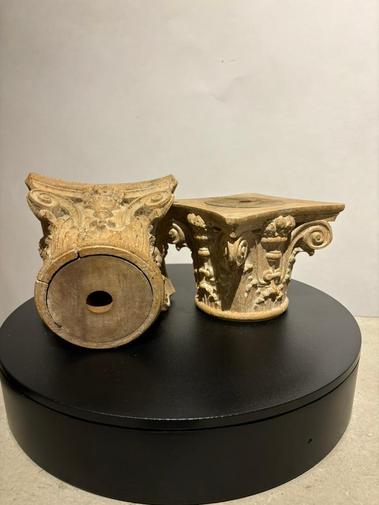 Paire de chapiteaux corinthiens miniatures sculptés italiens du 19e siècle en vente 4