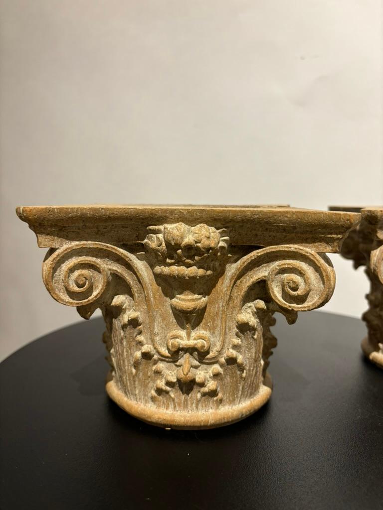 Paire de chapiteaux corinthiens miniatures sculptés italiens du 19e siècle en vente 7