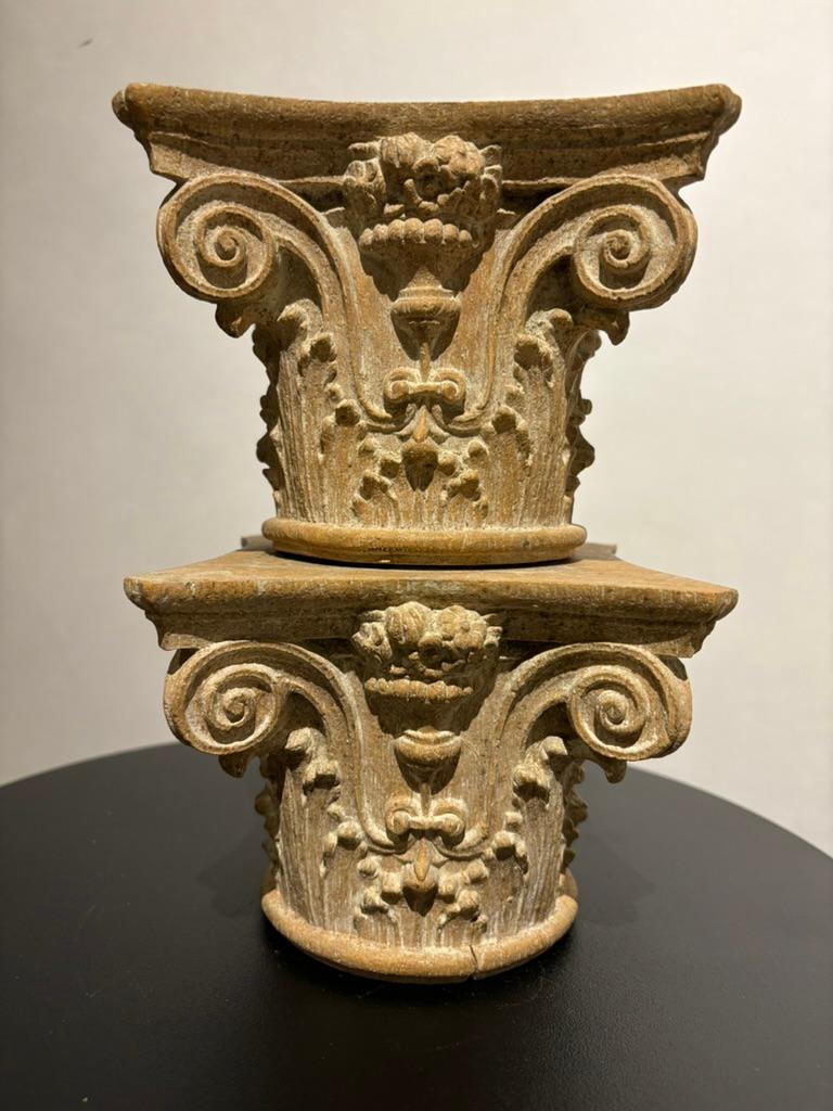 Paire de chapiteaux corinthiens néoclassiques italiens du XIXe siècle. Cette belle paire de chapiteaux de petite taille est magnifiquement sculptée sur les quatre côtés avec des détails très fins. Ils constituent de merveilleuses pièces décoratives