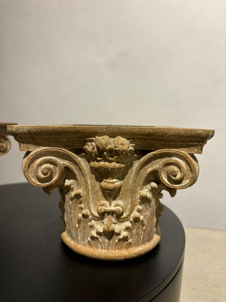 Néoclassique Paire de chapiteaux corinthiens miniatures sculptés italiens du 19e siècle en vente