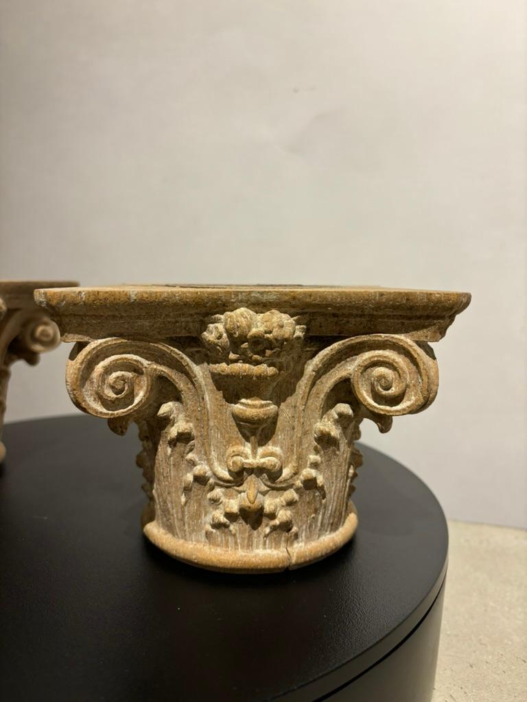 Paire de chapiteaux corinthiens miniatures sculptés italiens du 19e siècle en vente 1