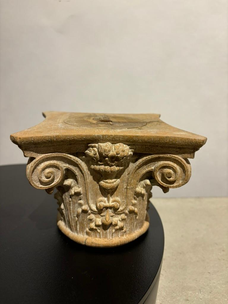 Paire de chapiteaux corinthiens miniatures sculptés italiens du 19e siècle en vente 2