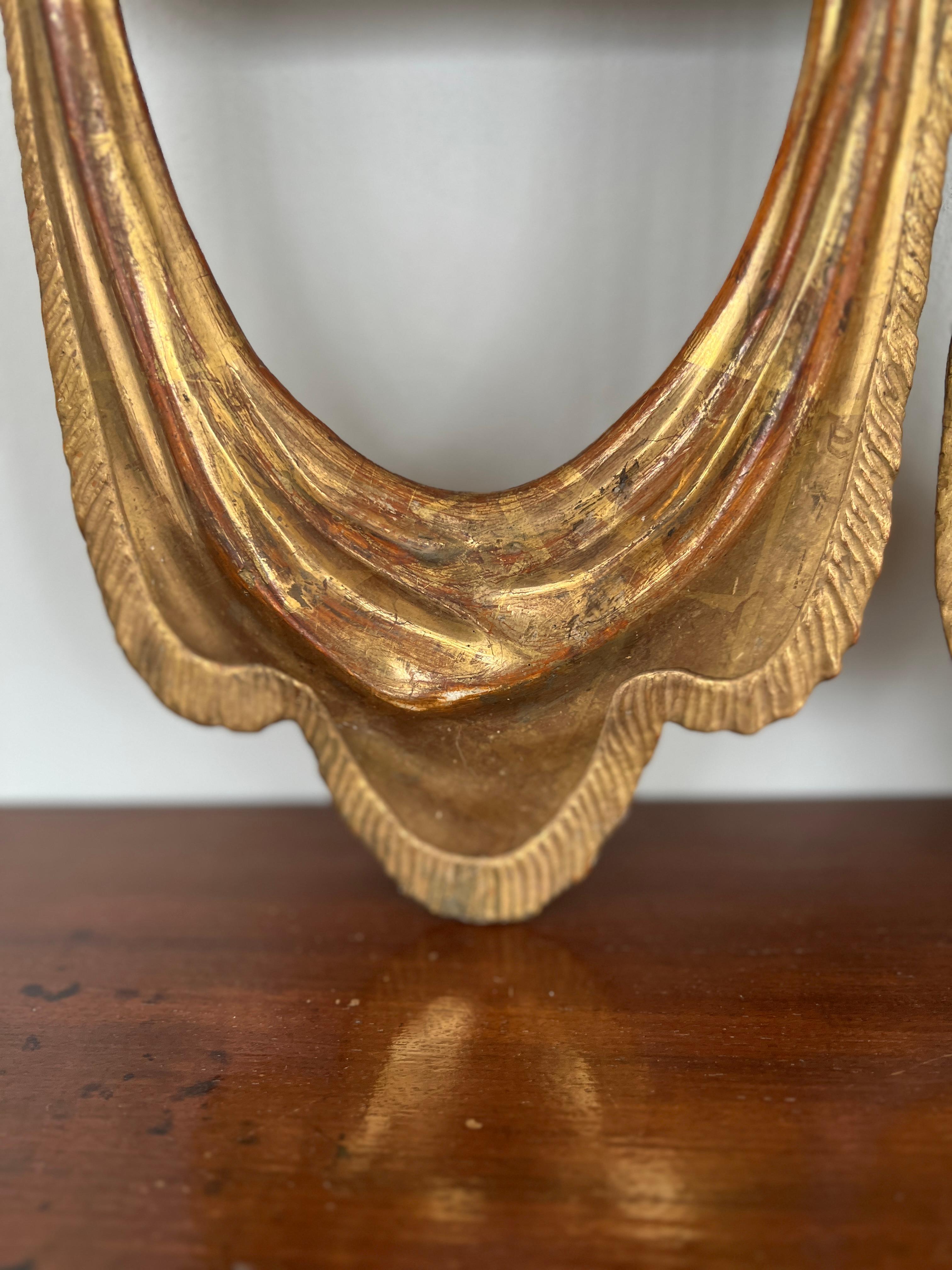 Néo-rococo Paire d'appliques à 3 lumières italiennes du 19ème siècle en bois doré à l'eau en vente