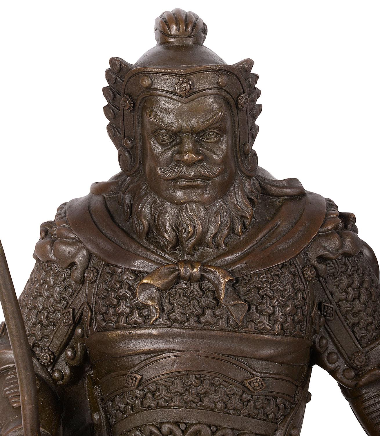 Paire de statuettes en bronze de bonne qualité de la période Meiji (1868-1912) représentant des guerriers samouraïs en armure et tenant des lances et des épées.