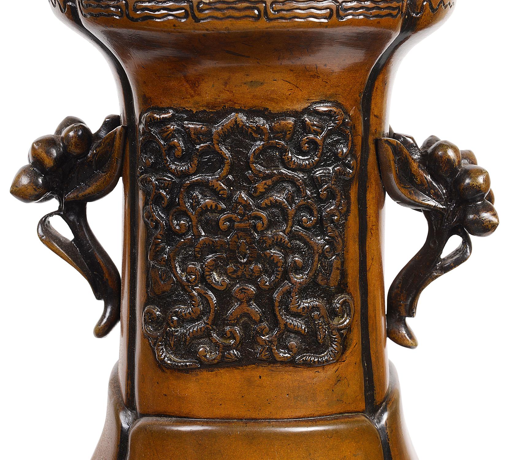 Japonais Paire de vases japonais en bronze du XIXe siècle en vente
