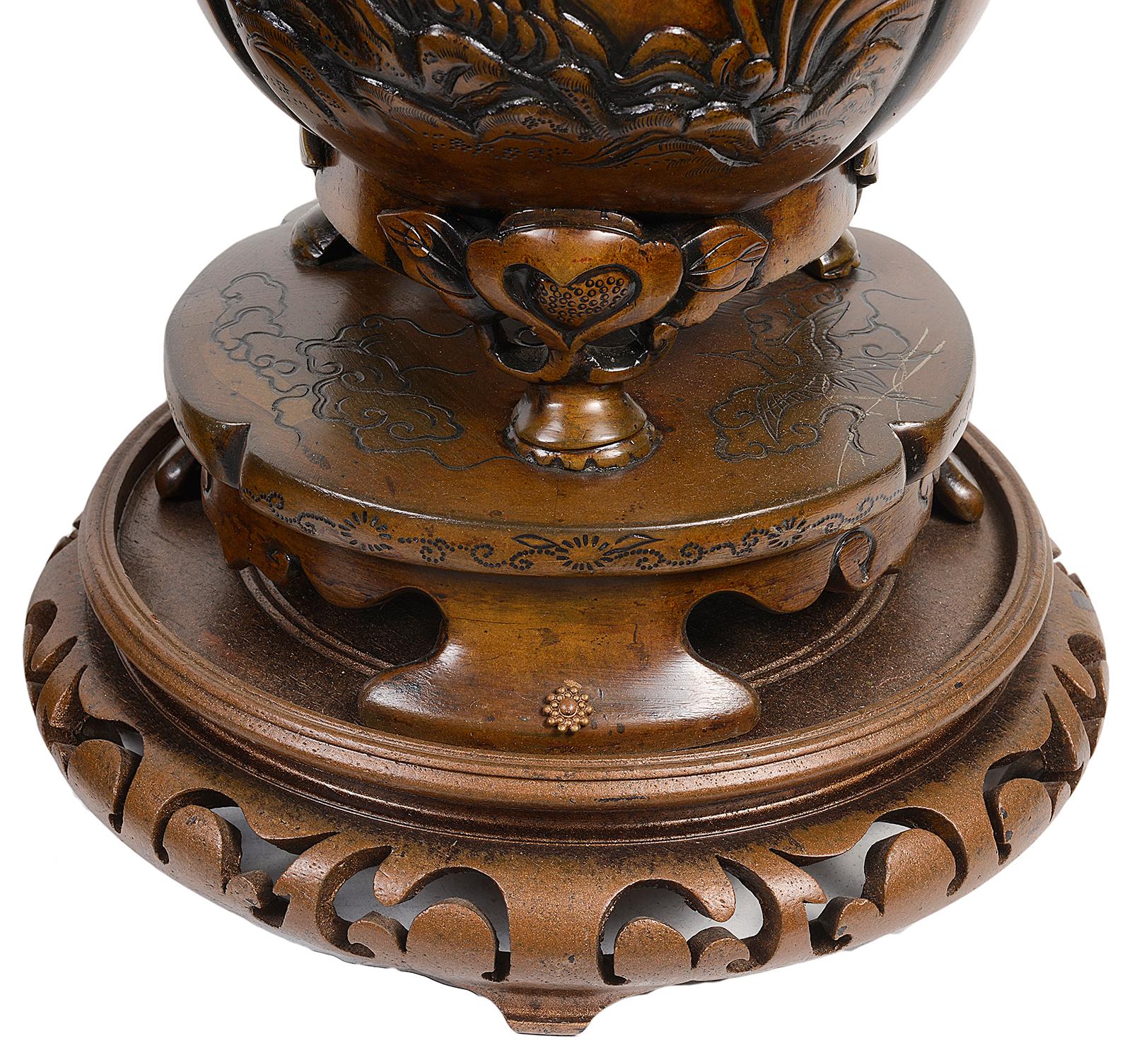 Paire de vases japonais en bronze du XIXe siècle en vente 1