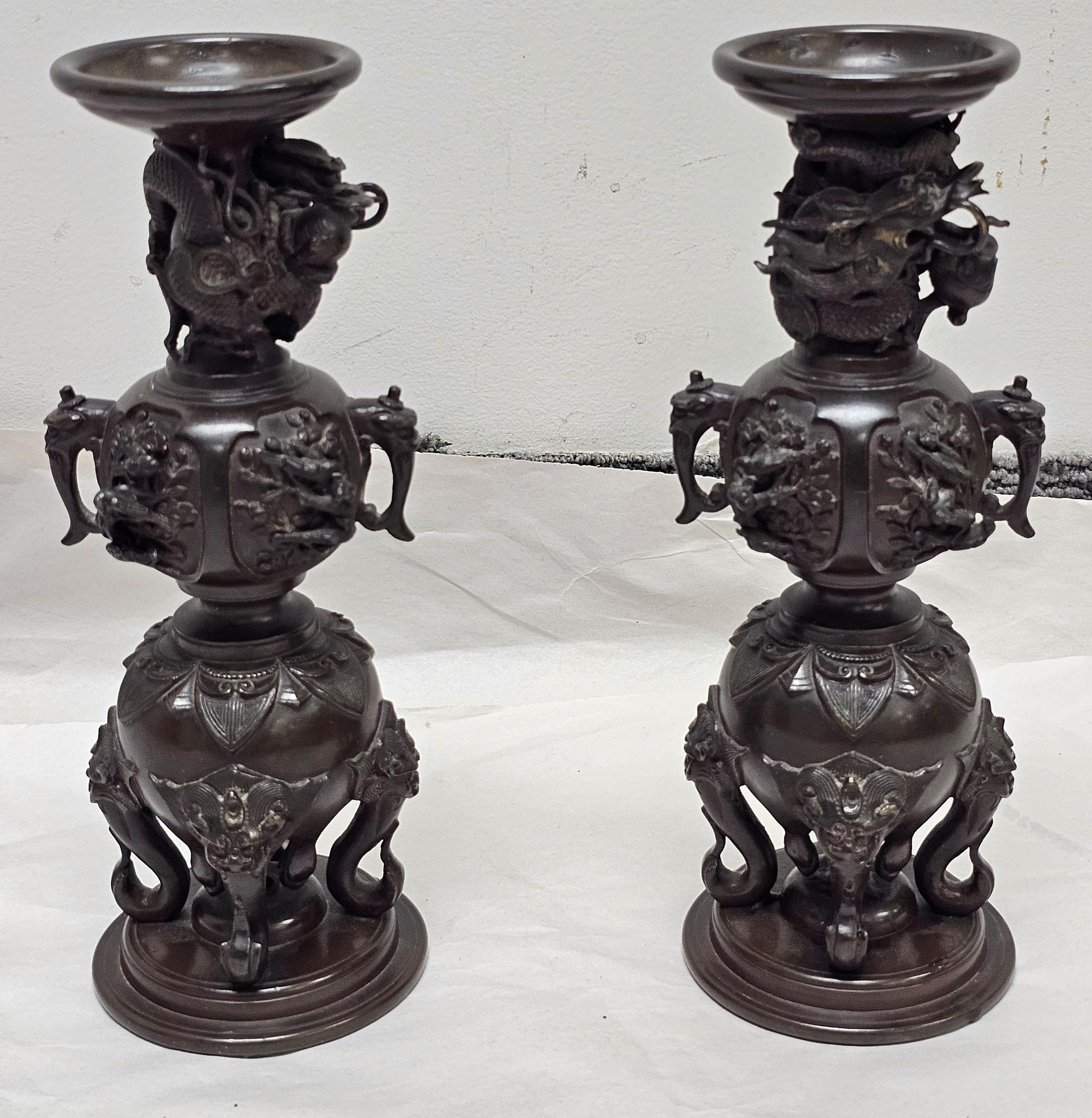 Paire d'encensoirs en bronze japonais Meiji du 19e siècle.
Mesure 6