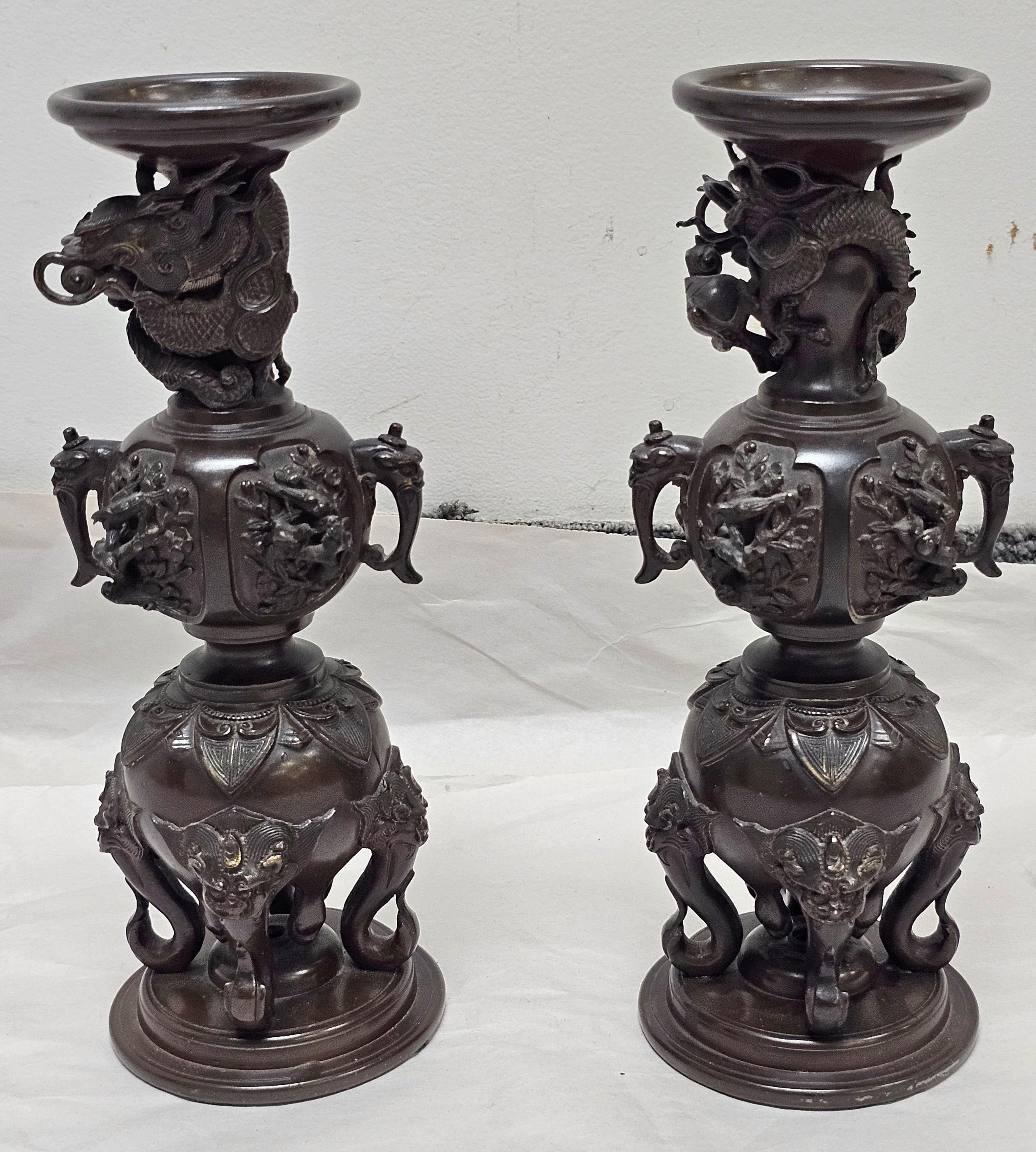 Buriné Paire d'encensoirs en bronze japonais Meiji du 19e siècle en vente