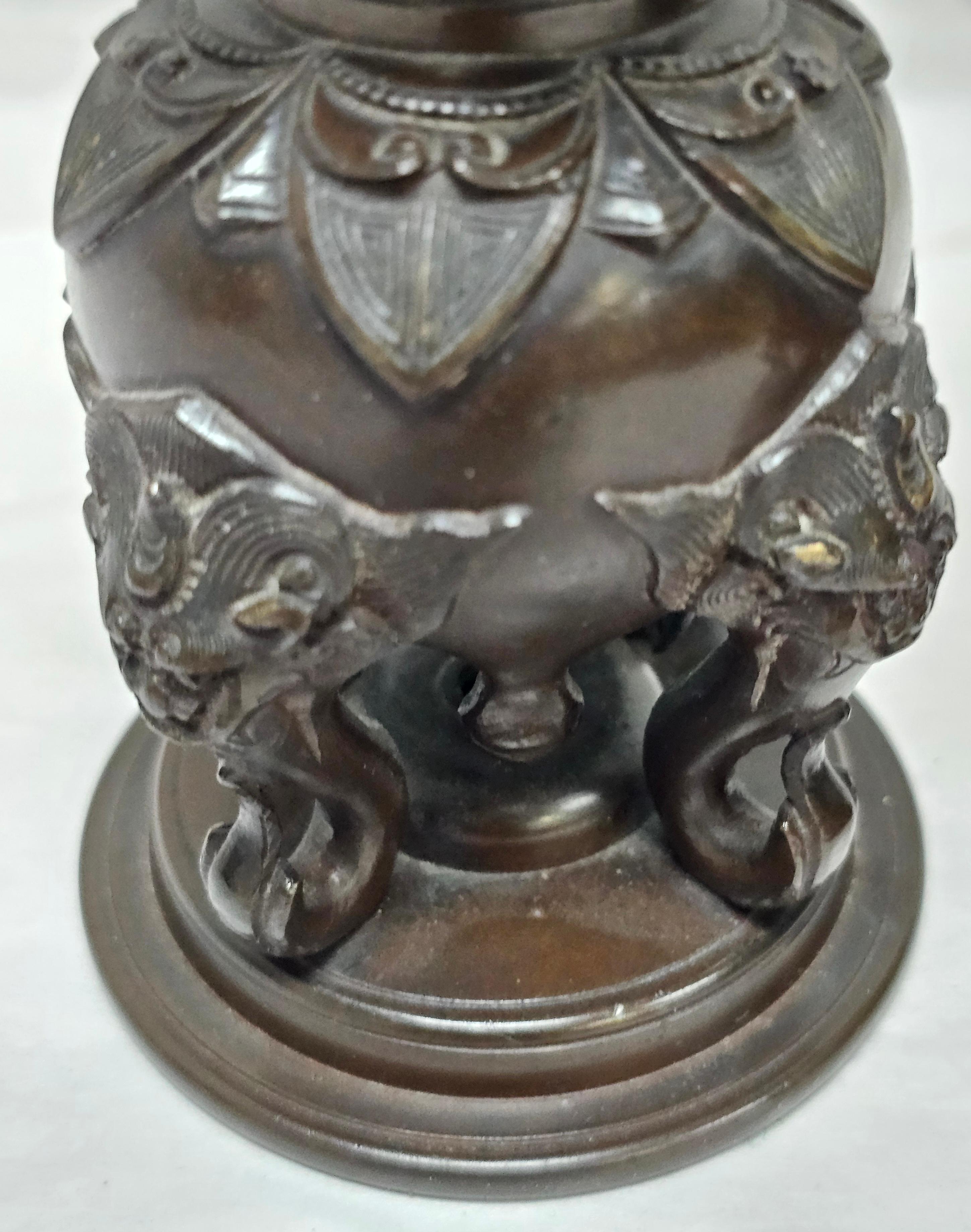 XIXe siècle Paire d'encensoirs en bronze japonais Meiji du 19e siècle en vente