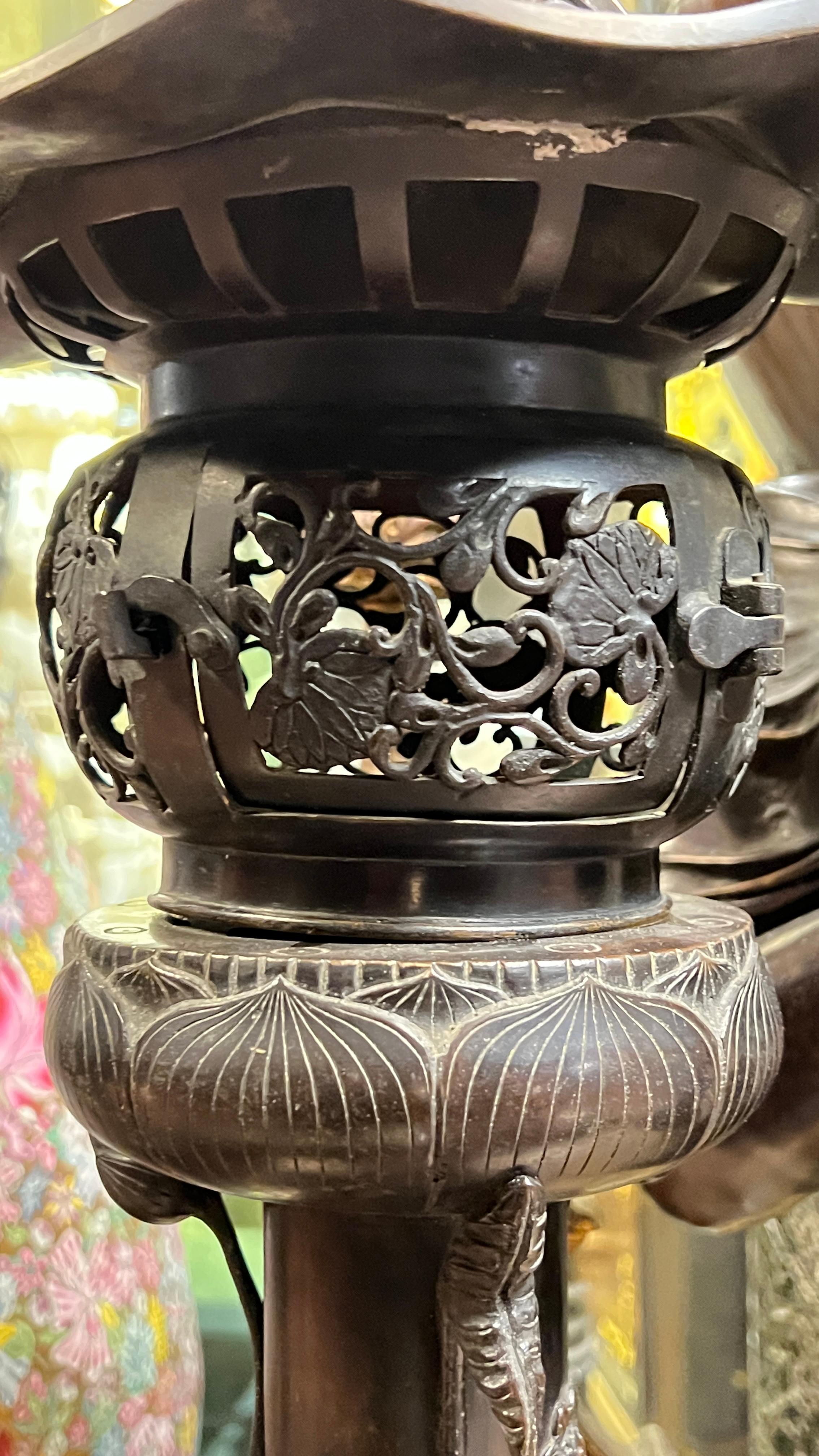 Pair 19th Century Japanese Meiji Bronze Lilly Pad Form Table Lamps In Good Condition For Sale In New York, NY