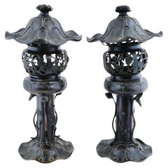 Pareja de lámparas de sobremesa Meiji japonesas del siglo XIX en bronce con forma de almohadilla de Lilly