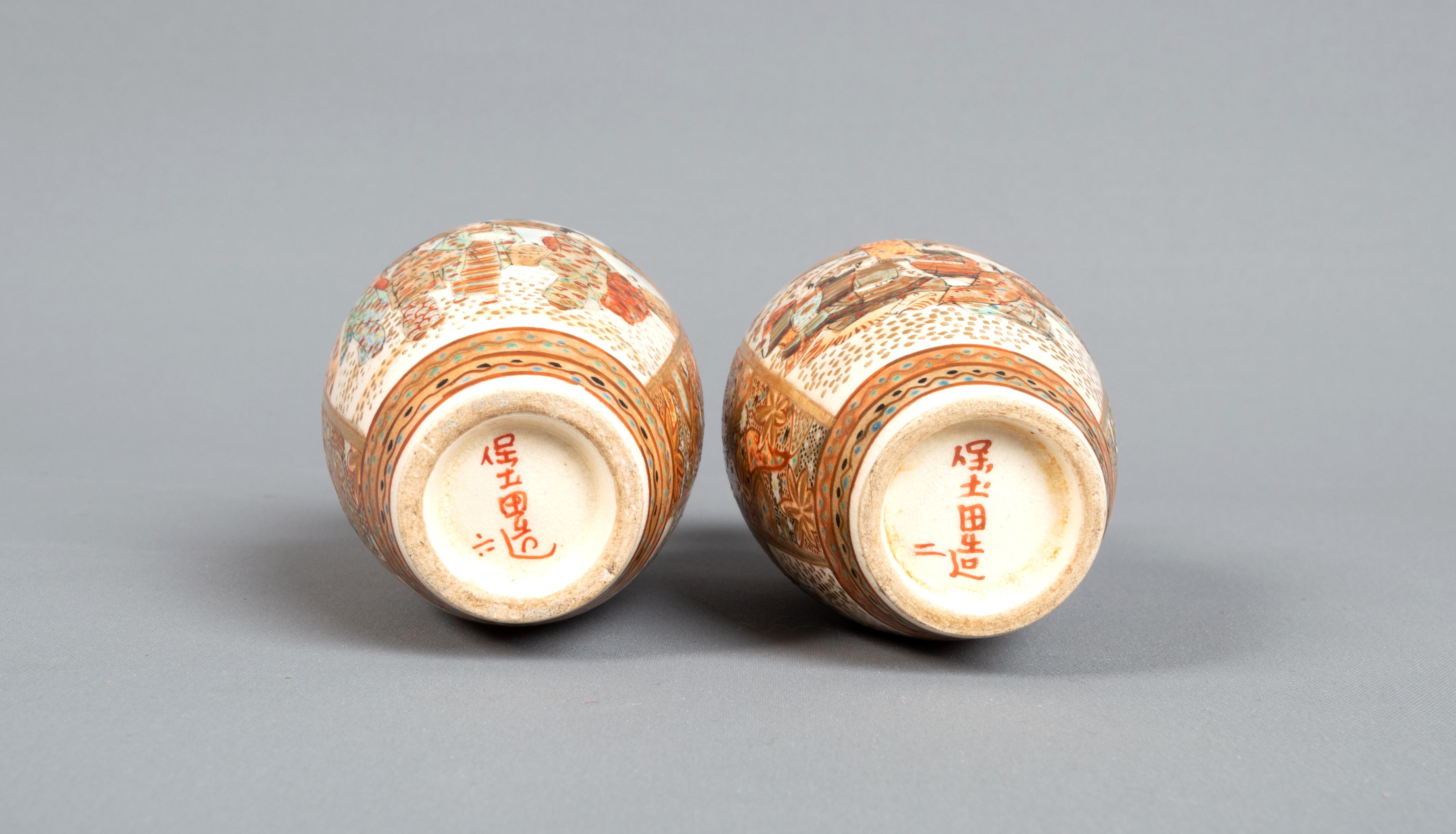 Peint à la main Paire de vases japonais miniatures Kutani du 19e siècle, signés de la période Meiji, C.1880  en vente