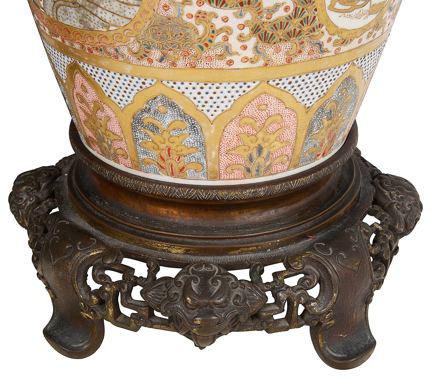 Paar japanische Satsuma-Vasen/Lampen des 19. Jahrhunderts (Handbemalt) im Angebot
