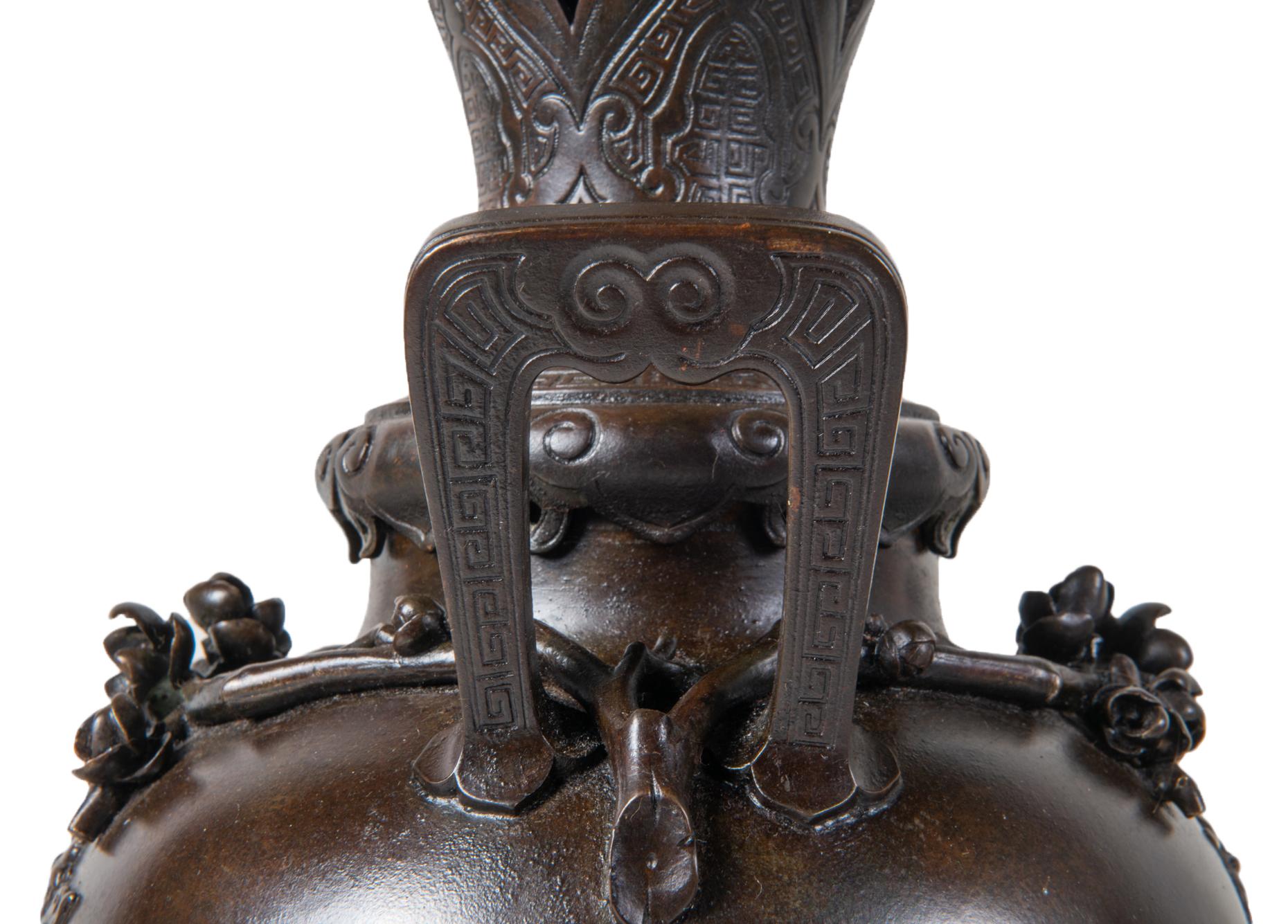 Paire de lampes-vases en bronze de style japonais du 19e siècle en vente 2