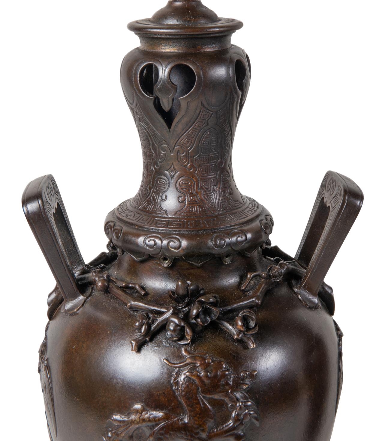 Japonisme Paire de lampes-vases en bronze de style japonais du 19e siècle en vente