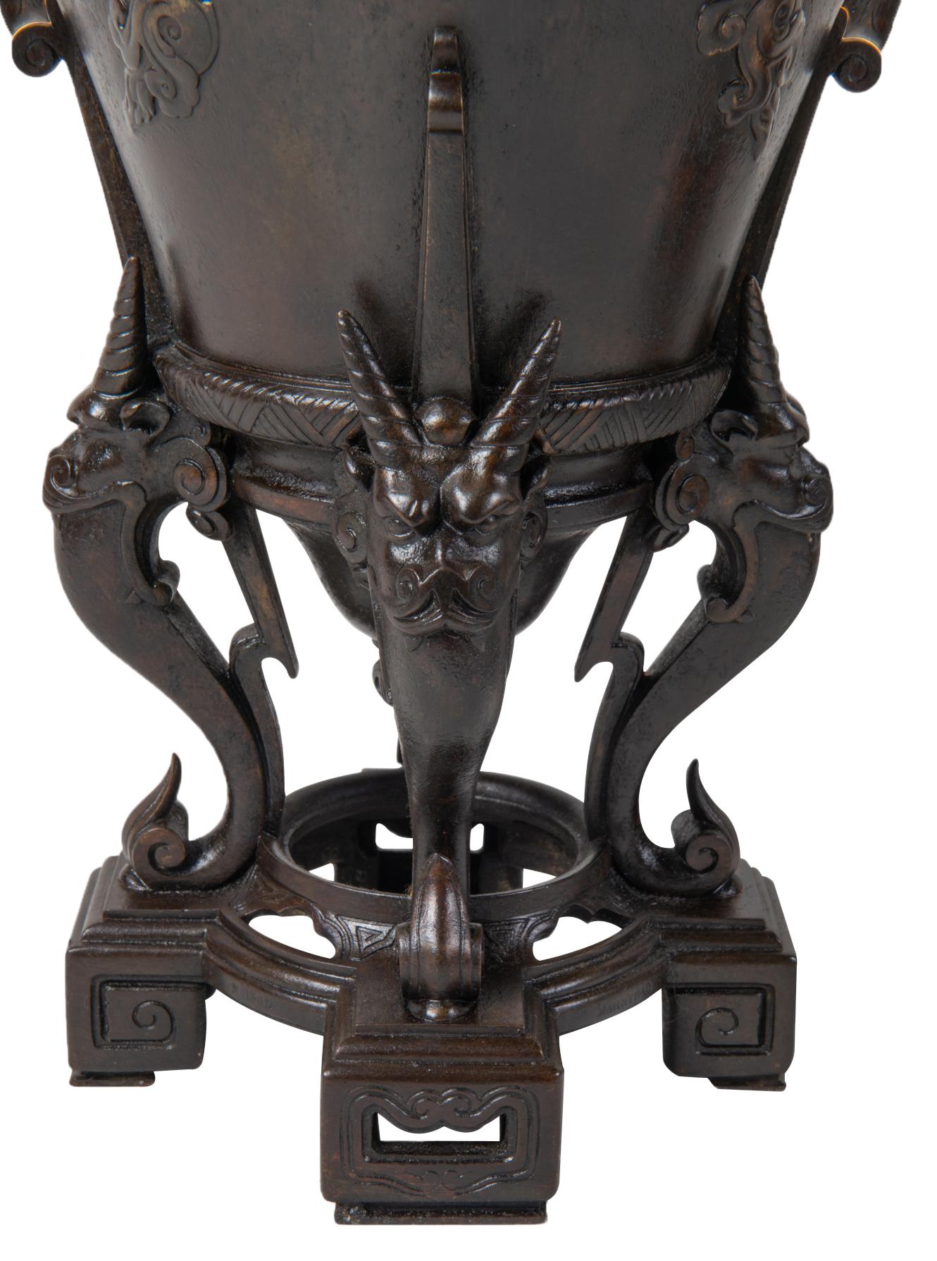 XIXe siècle Paire de lampes-vases en bronze de style japonais du 19e siècle en vente