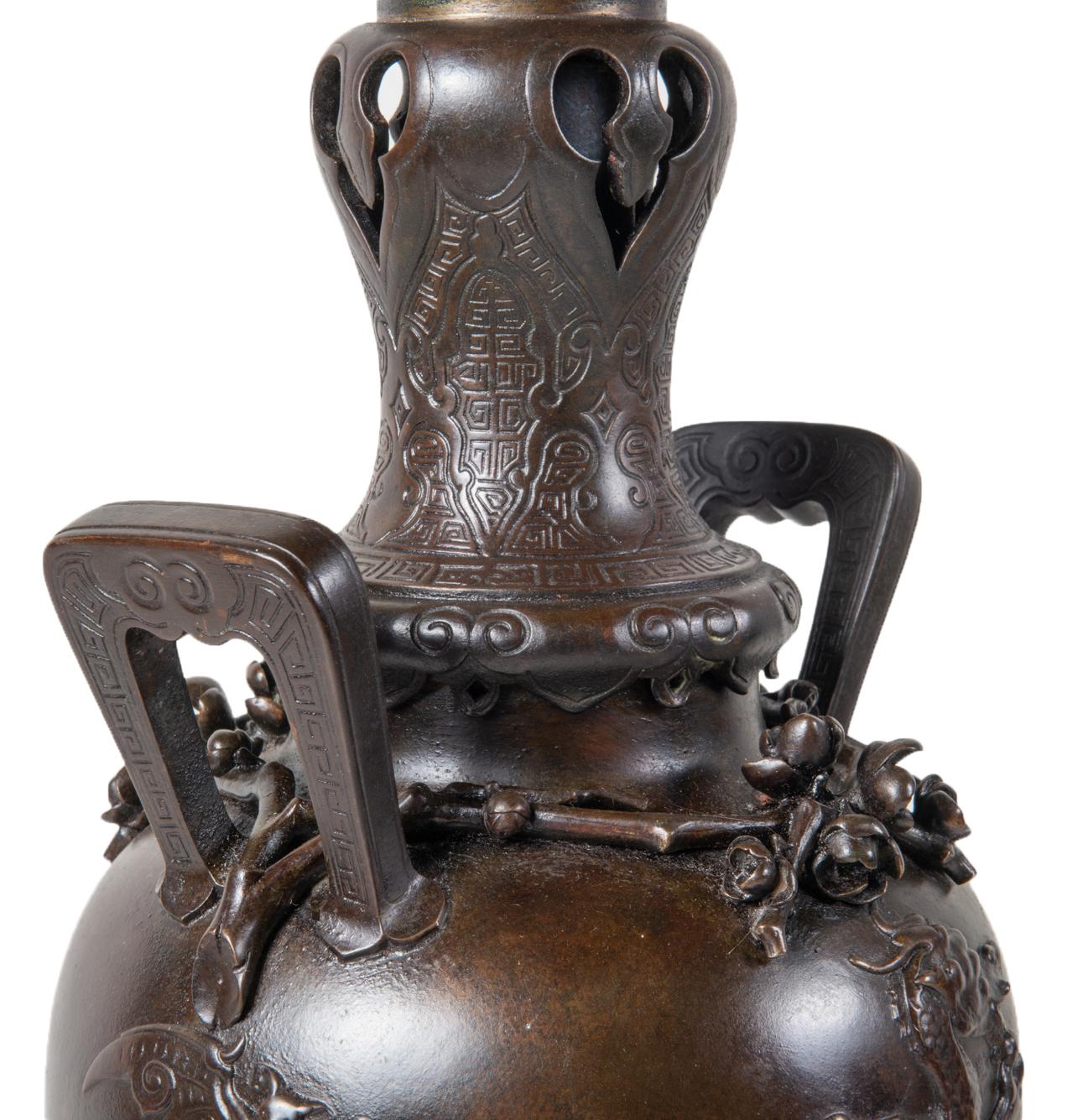 Bronze Paire de lampes-vases en bronze de style japonais du 19e siècle en vente