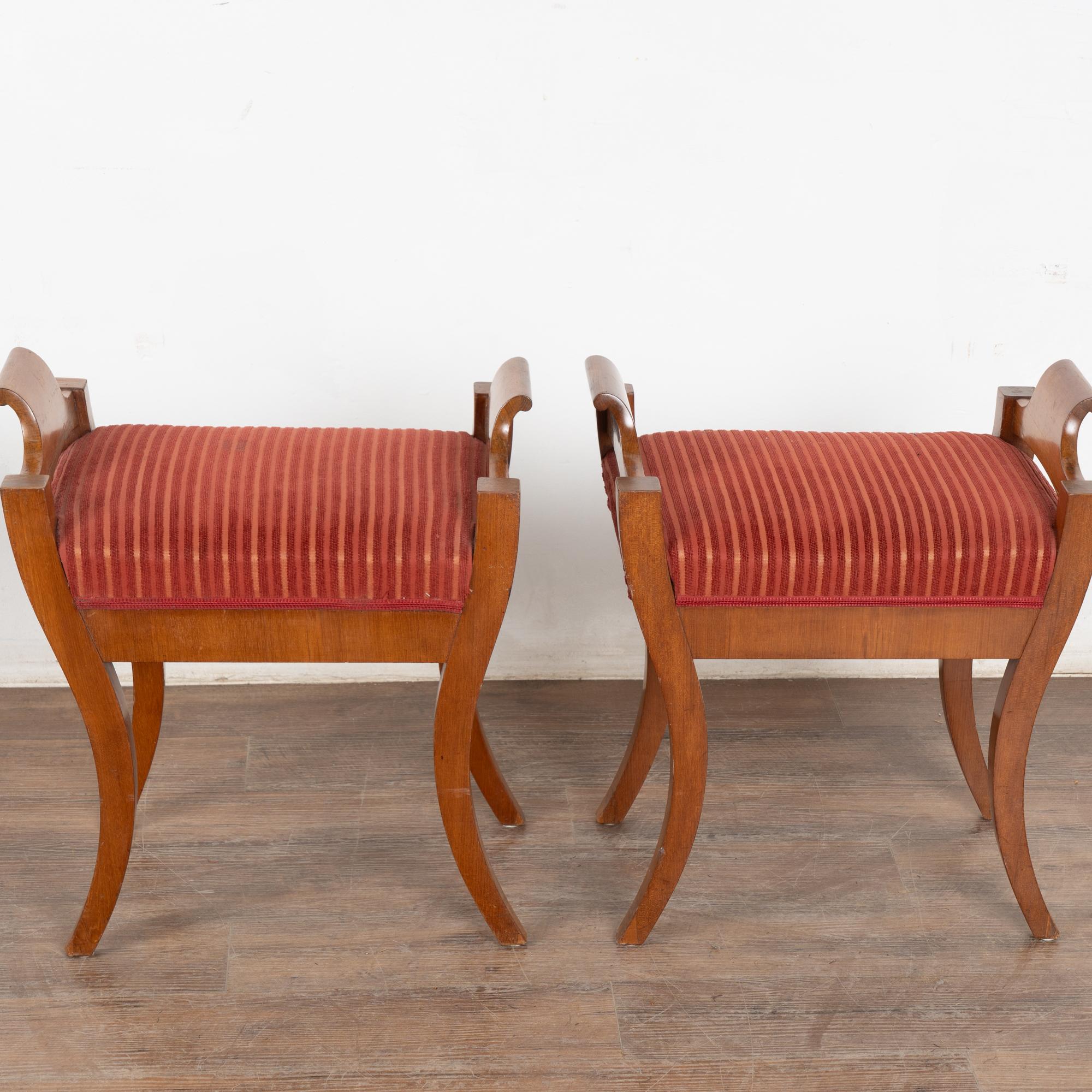 Tissu Paire de tabourets en acajou de style Karl Johan du 19e siècle