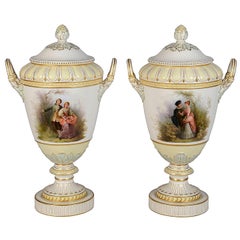 Pareja de jarrones con tapa de porcelana KPM del siglo XIX.