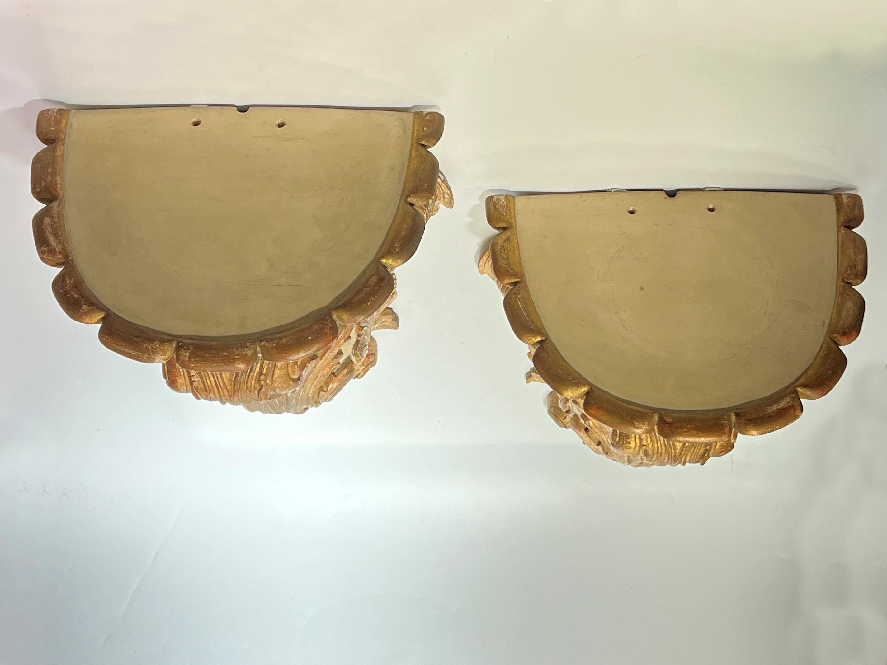 Néo-baroque Pair 19th Century Large Carved Giltwood Wall Brackets in Italian Baroque Style en vente