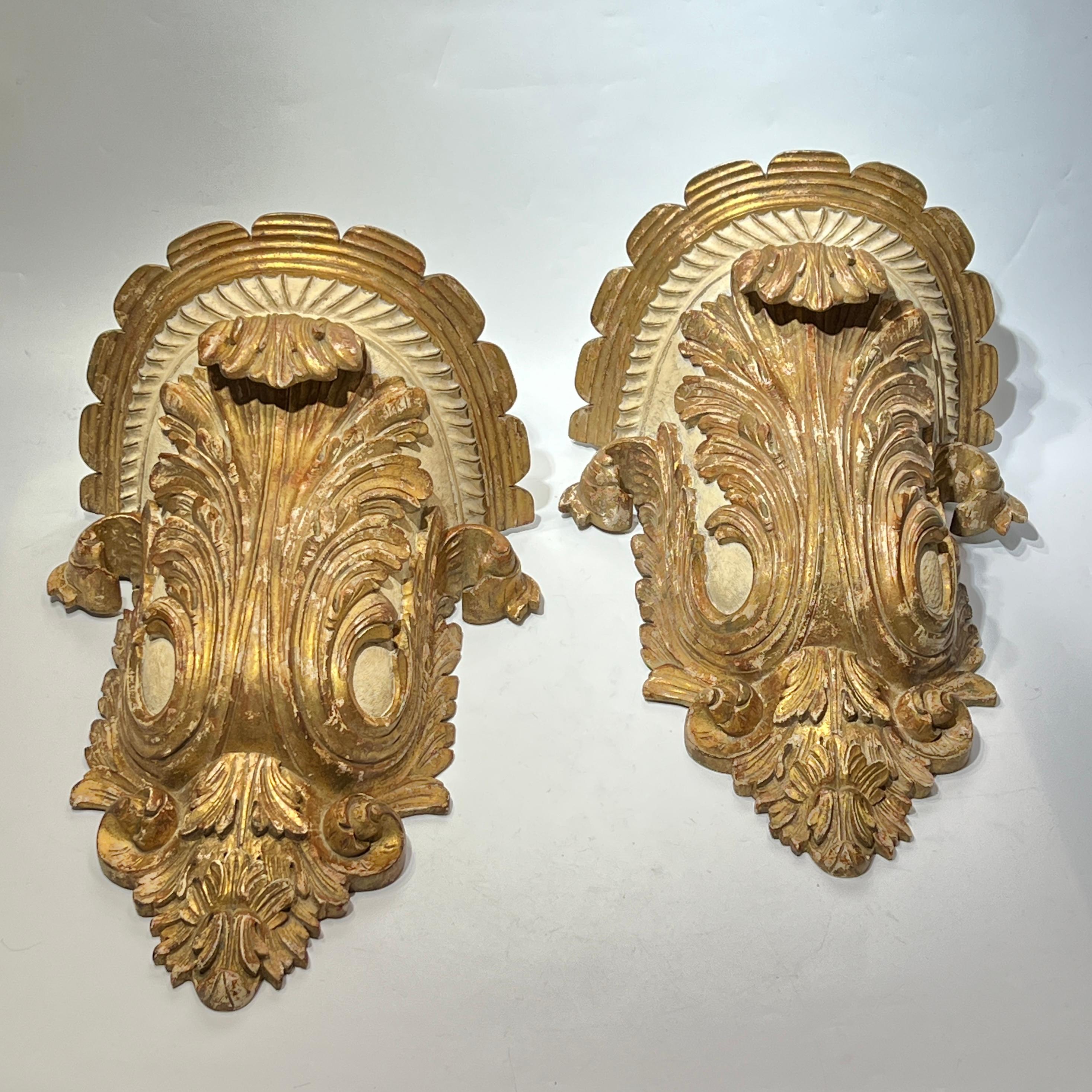italien Pair 19th Century Large Carved Giltwood Wall Brackets in Italian Baroque Style en vente