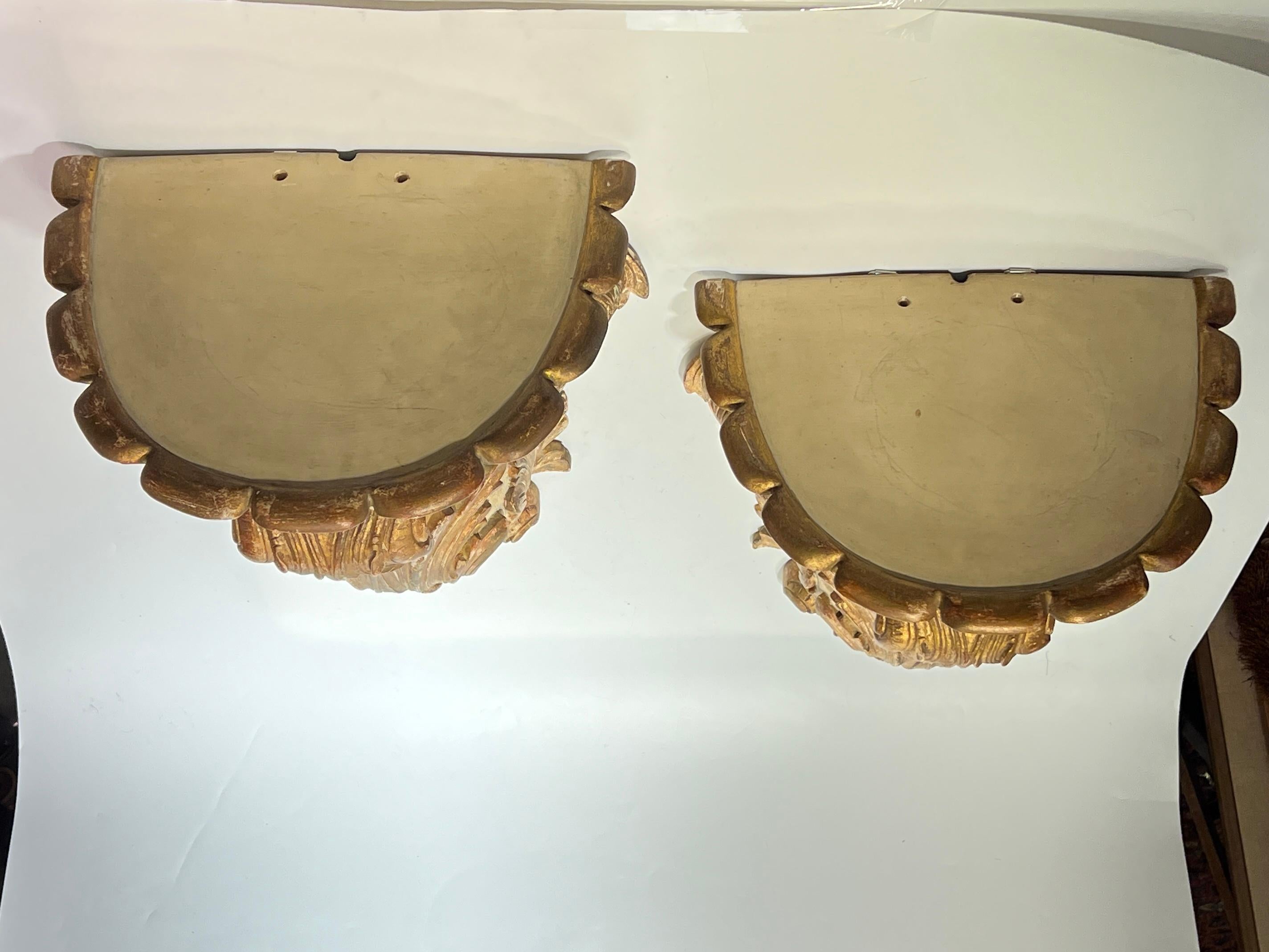 Große geschnitzte Wandhalterungen aus vergoldetem Holz im italienischen Barockstil des 19. Jahrhunderts, Paar (Vergoldet) im Angebot