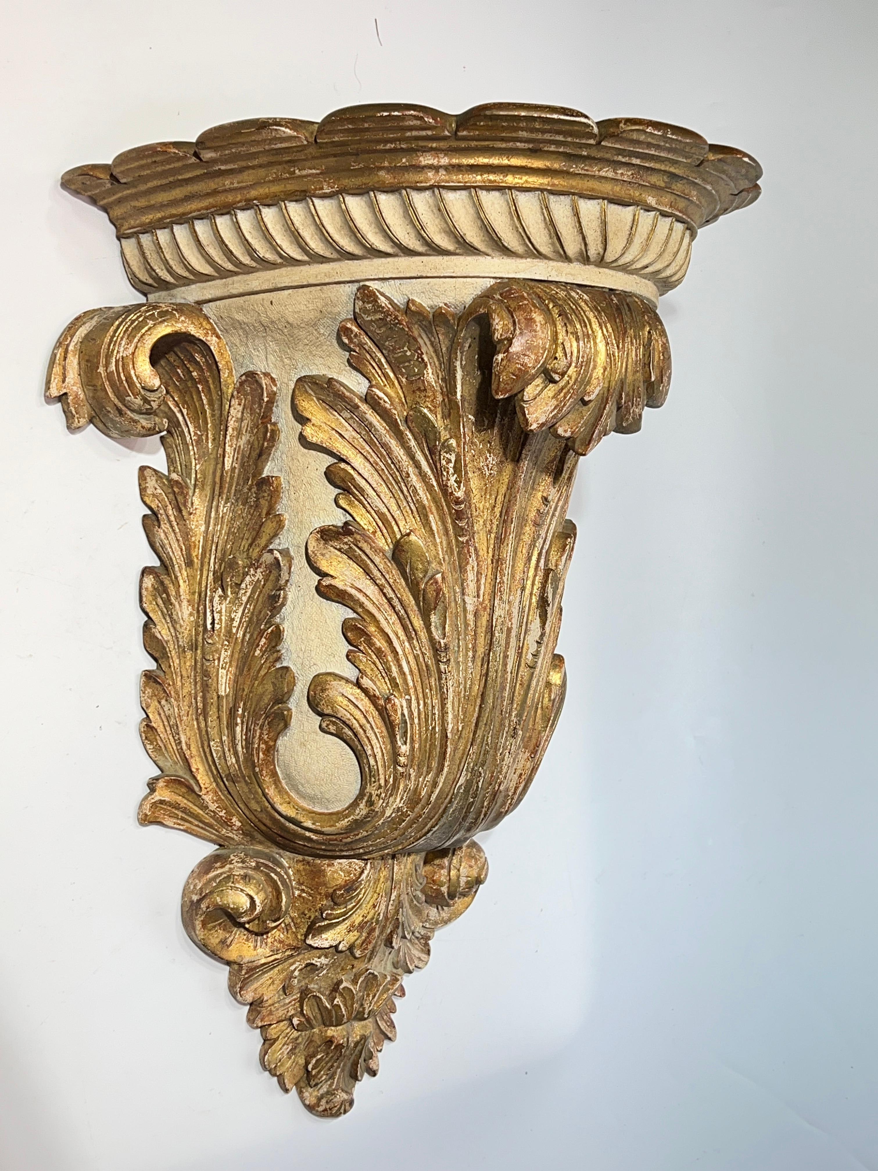 Doré Pair 19th Century Large Carved Giltwood Wall Brackets in Italian Baroque Style en vente
