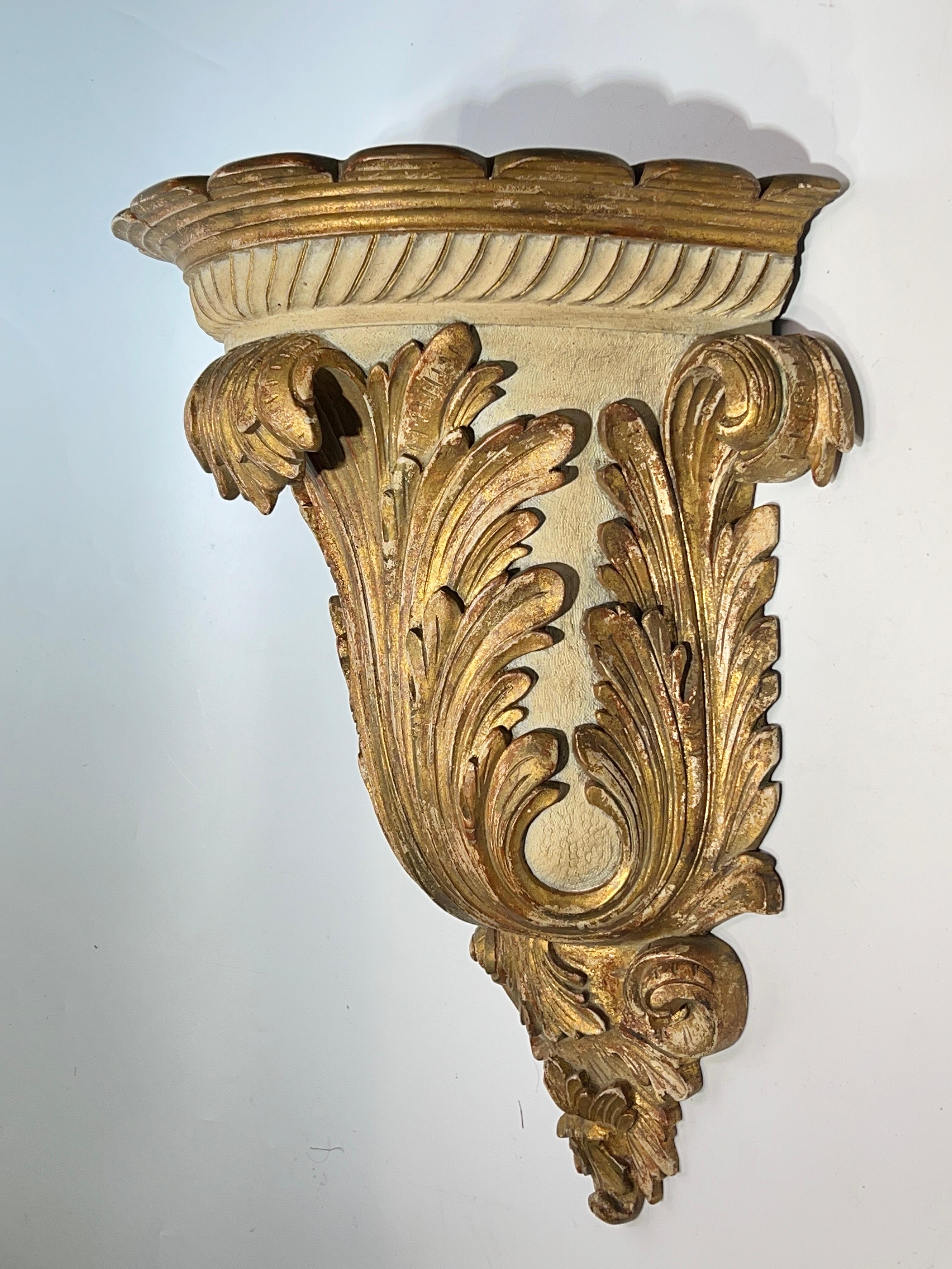 Pair 19th Century Large Carved Giltwood Wall Brackets in Italian Baroque Style Bon état - En vente à New York, NY