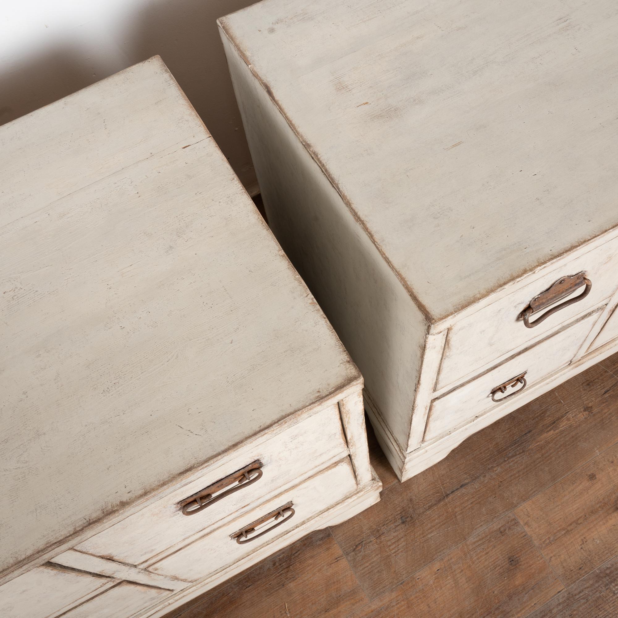 Coppia di cassettoni in pino bianco del XIX secolo provenienti dalla Svezia in vendita 1