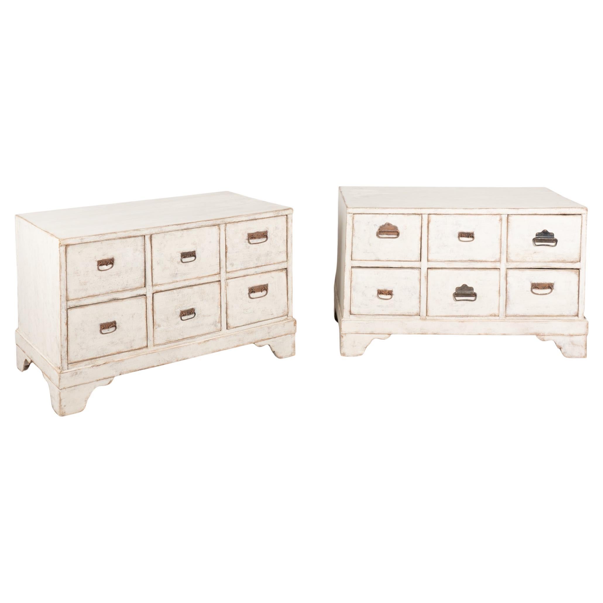 Paire de grandes commodes en pin blanc du 19ème siècle, Suède