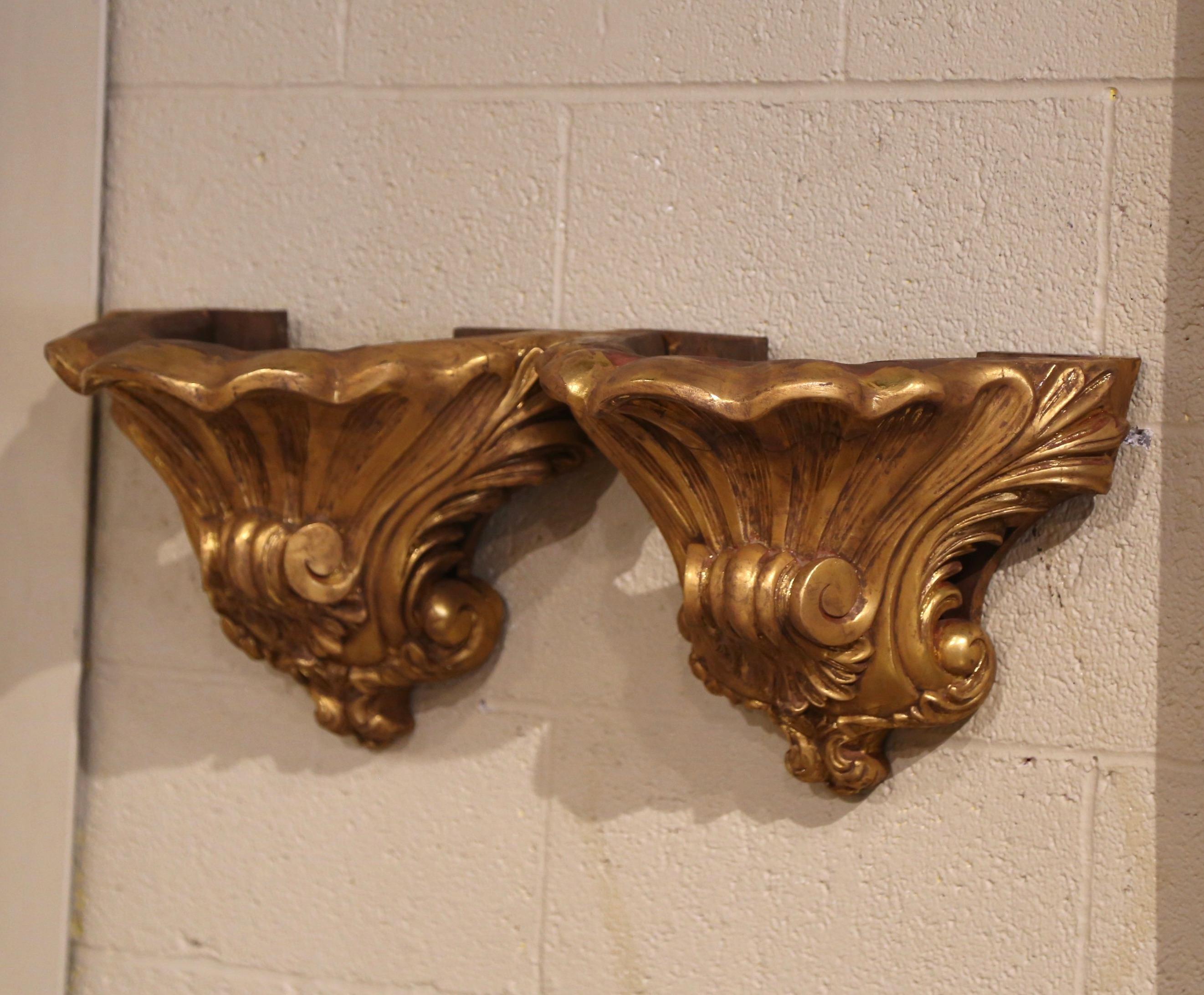 Décorez un mur avec cette élégante paire de corbeaux en noyer ancien. Fabriqué dans le sud de la France, vers 1860, chaque support mural en bois fruitier présente un motif rappelant l'ornementation classique ou rococo, souvent présente dans la