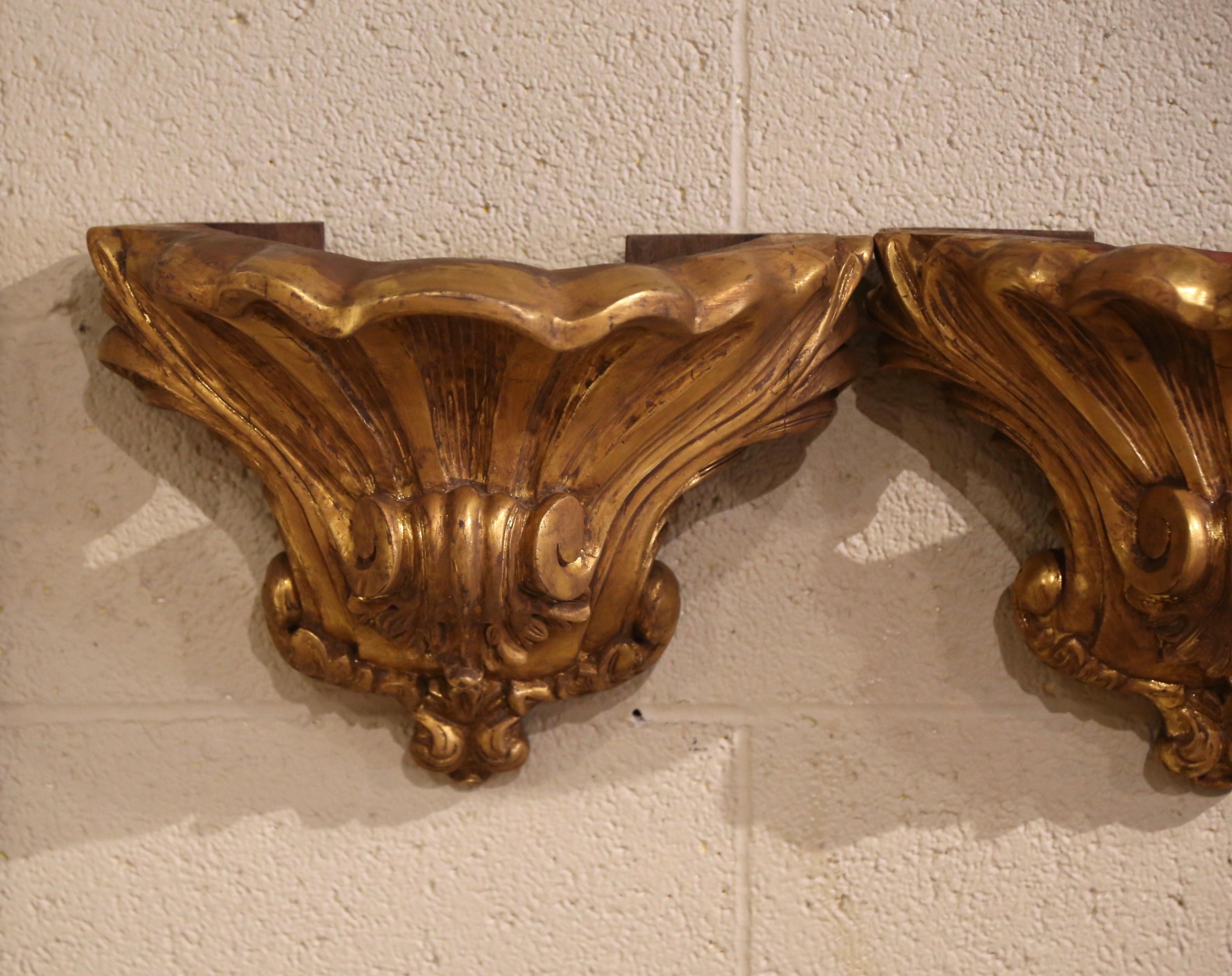 Français Paire de consoles murales Louis XV du 19ème siècle en bois doré sculpté de Provence en vente