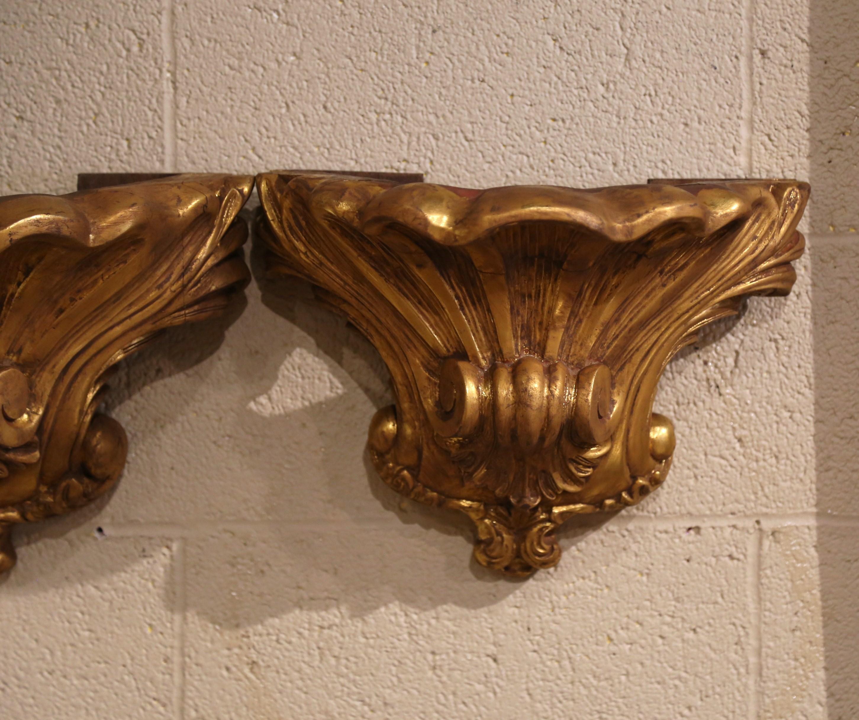 Sculpté à la main Paire de consoles murales Louis XV du 19ème siècle en bois doré sculpté de Provence en vente