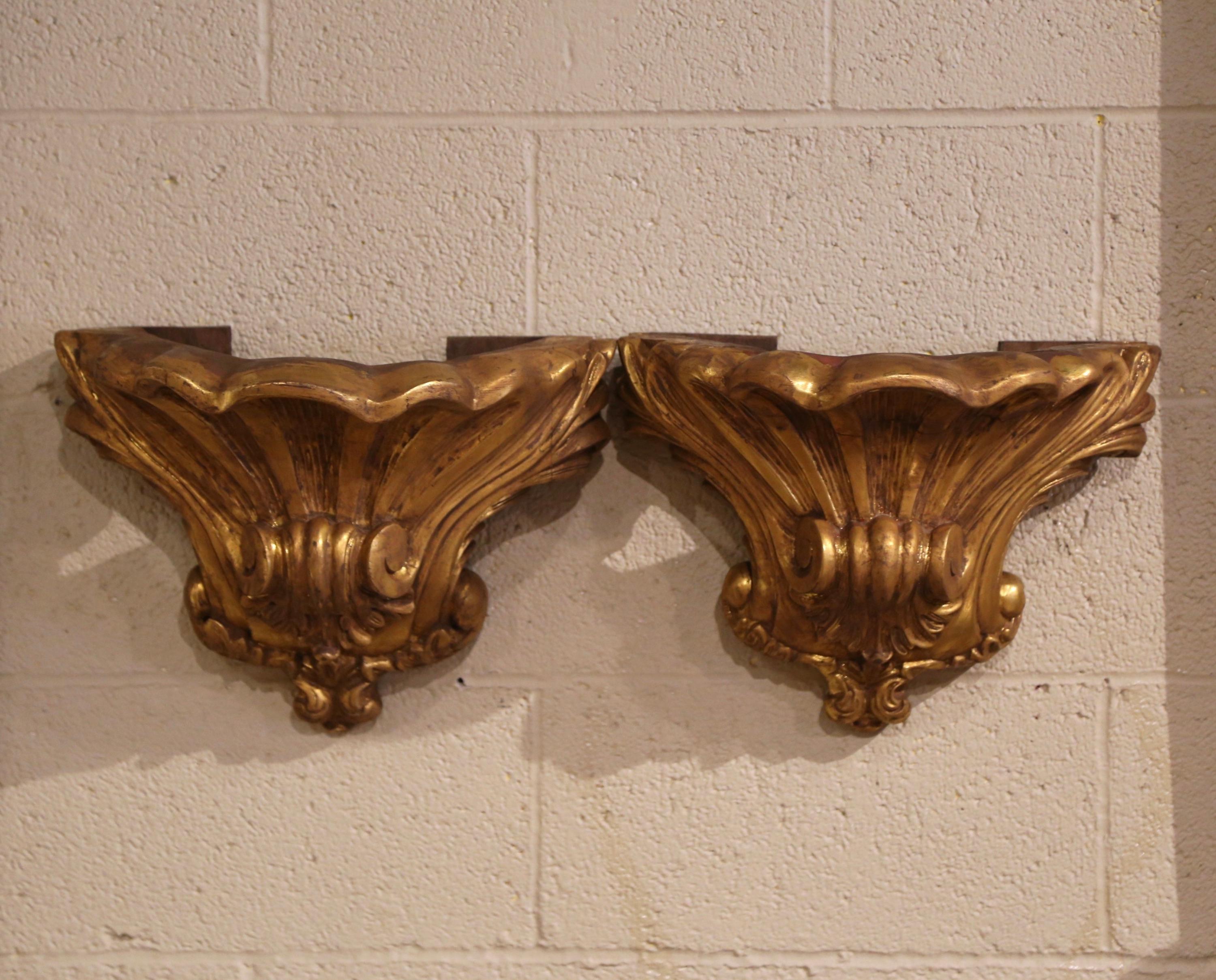 Paire de consoles murales Louis XV du 19ème siècle en bois doré sculpté de Provence Excellent état - En vente à Dallas, TX
