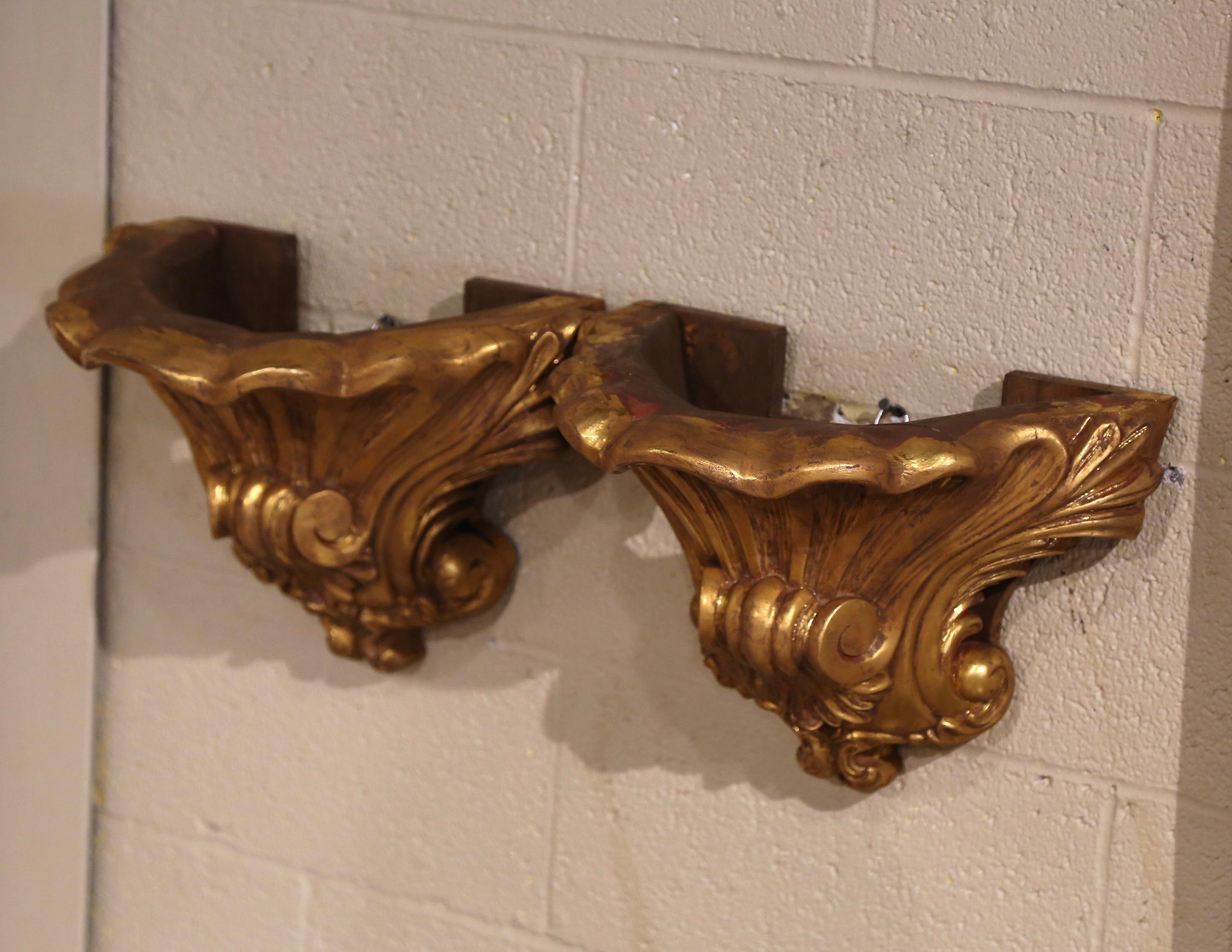 XIXe siècle Paire de consoles murales Louis XV du 19ème siècle en bois doré sculpté de Provence en vente
