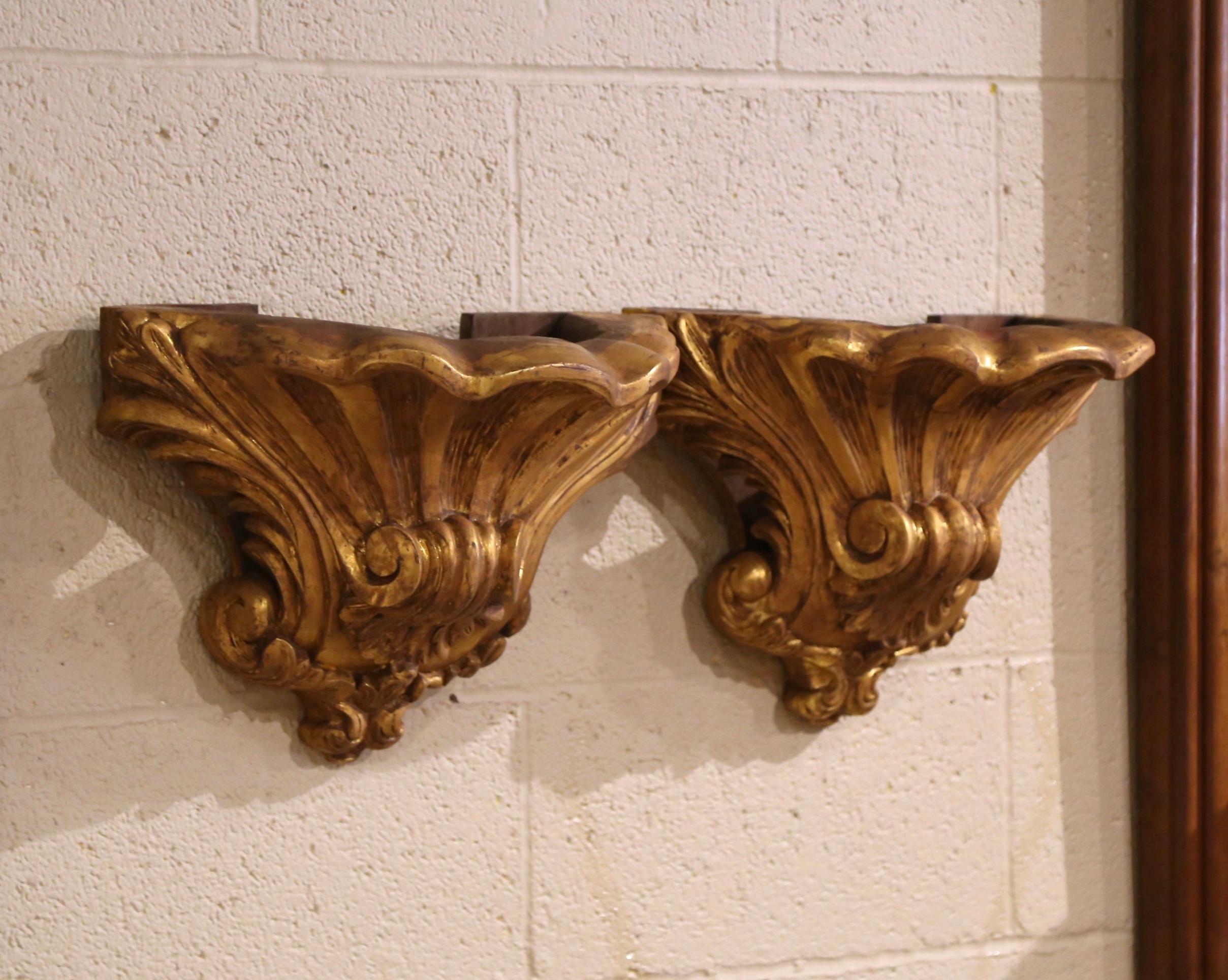 Bois doré Paire de consoles murales Louis XV du 19ème siècle en bois doré sculpté de Provence en vente