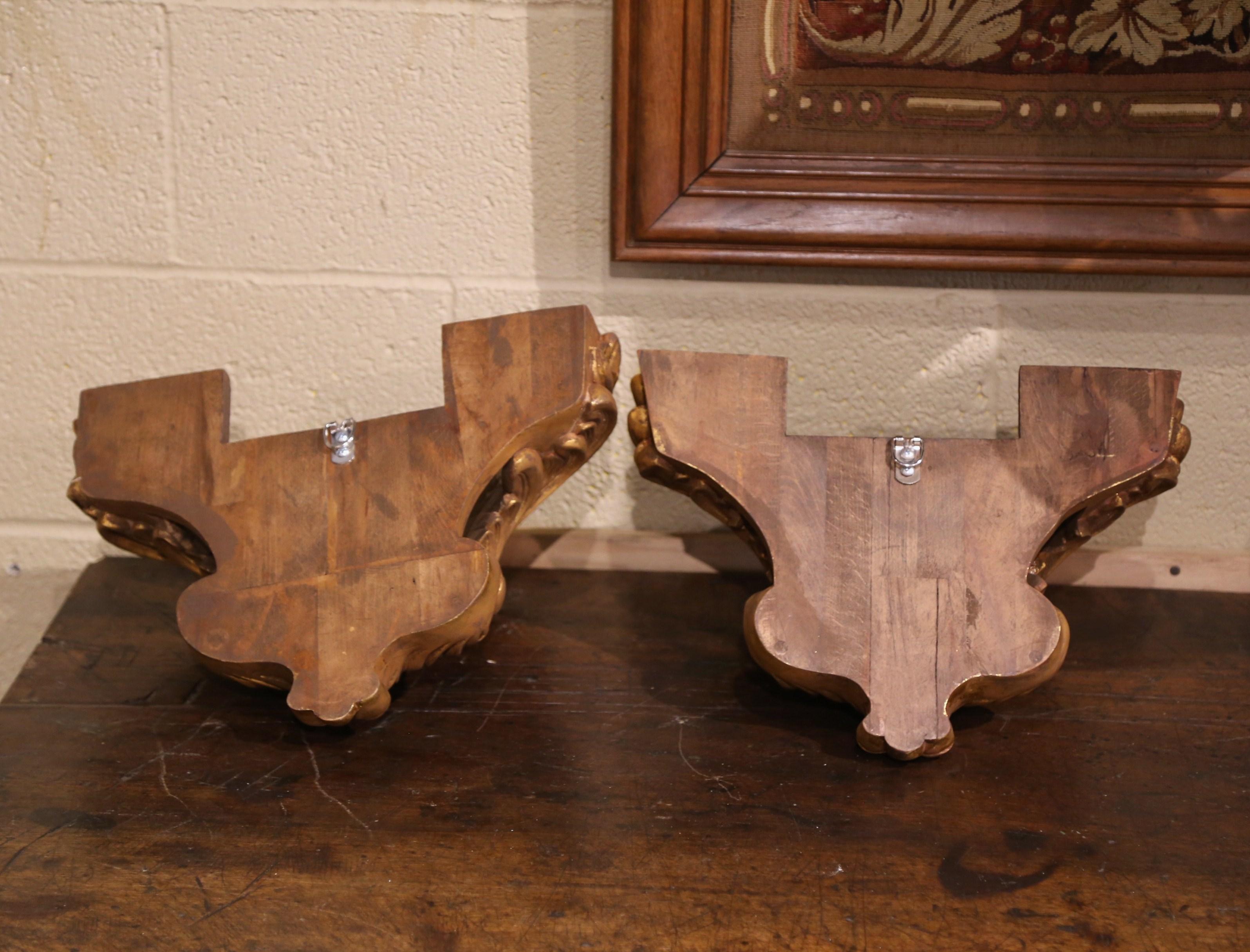 Paire de consoles murales Louis XV du 19ème siècle en bois doré sculpté de Provence en vente 1