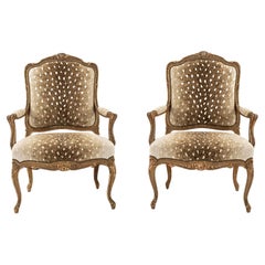 Paire de fauteuils de style Louis XV du 19ème siècle en velours tissé Axis