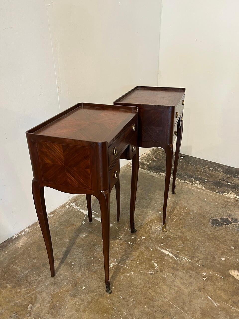 Paire de petites tables de nuit de style Louis XV avec un beau travail de parquet, une galerie partielle et reposant sur des pieds en cabriolet. Ils ont été restaurés à un moment donné dans le passé. 19ème siècle