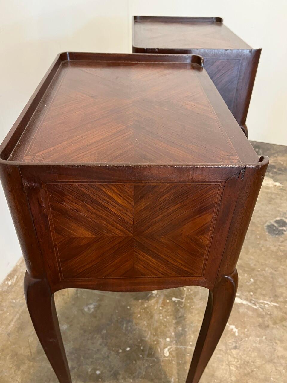 Marqueterie Paire de tables de nuit de style Louis XV du 19ème siècle en vente