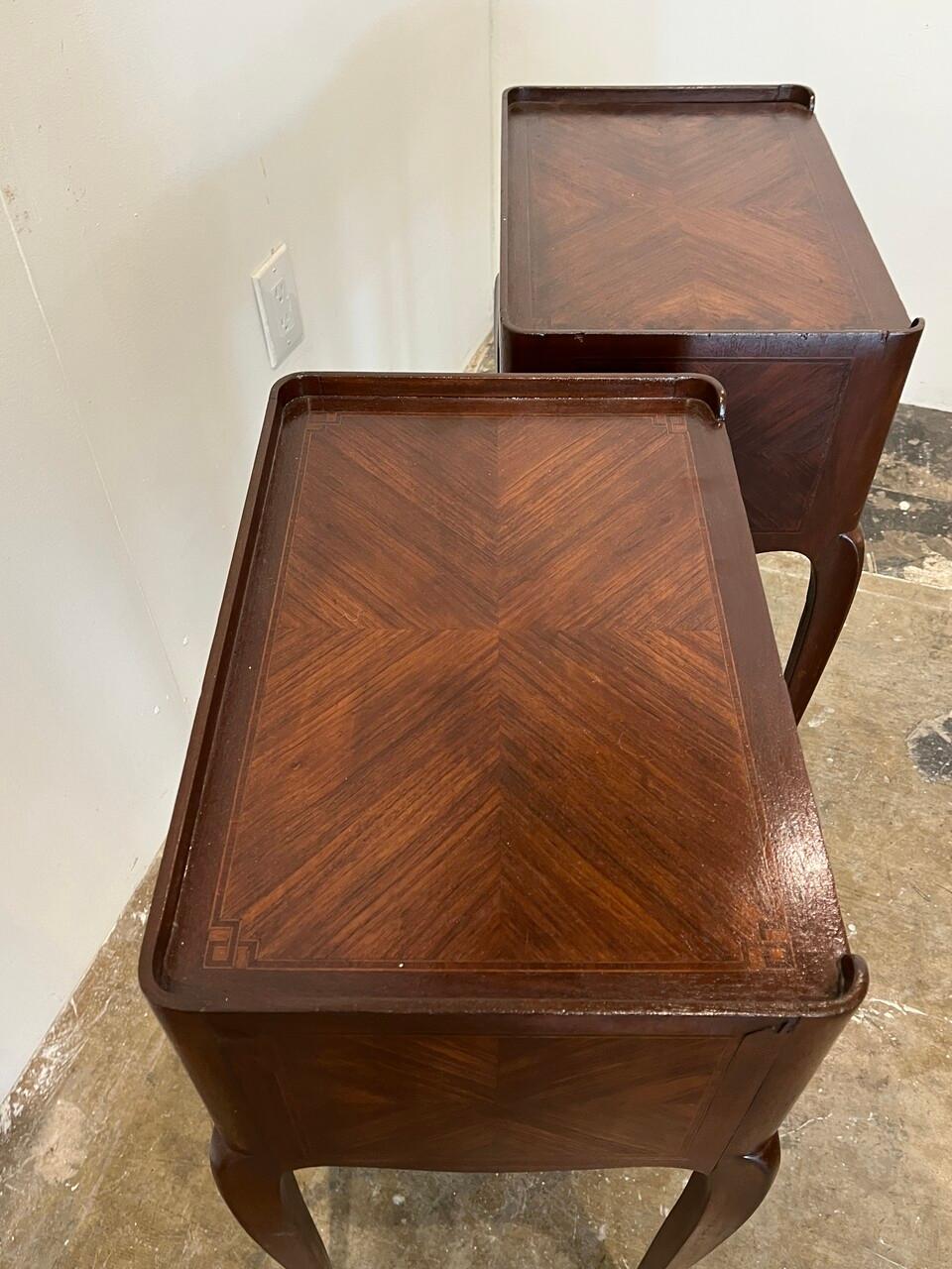 Paire de tables de nuit de style Louis XV du 19ème siècle Bon état - En vente à Houston, TX