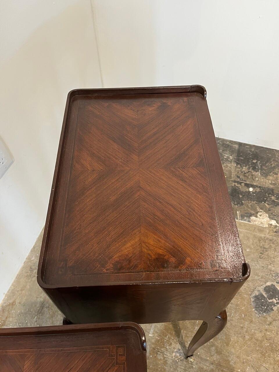 XIXe siècle Paire de tables de nuit de style Louis XV du 19ème siècle en vente