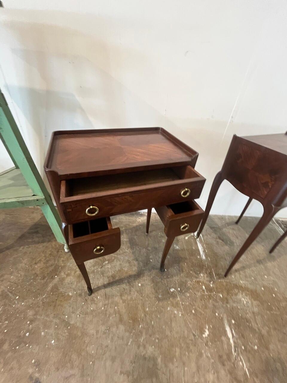 Bois Paire de tables de nuit de style Louis XV du 19ème siècle en vente