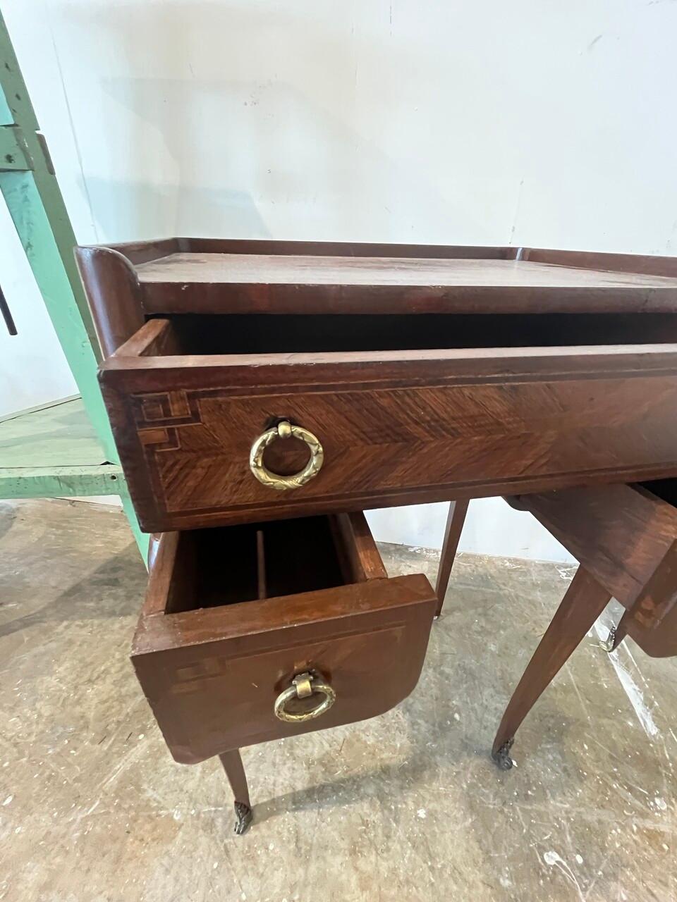 Paire de tables de nuit de style Louis XV du 19ème siècle en vente 1