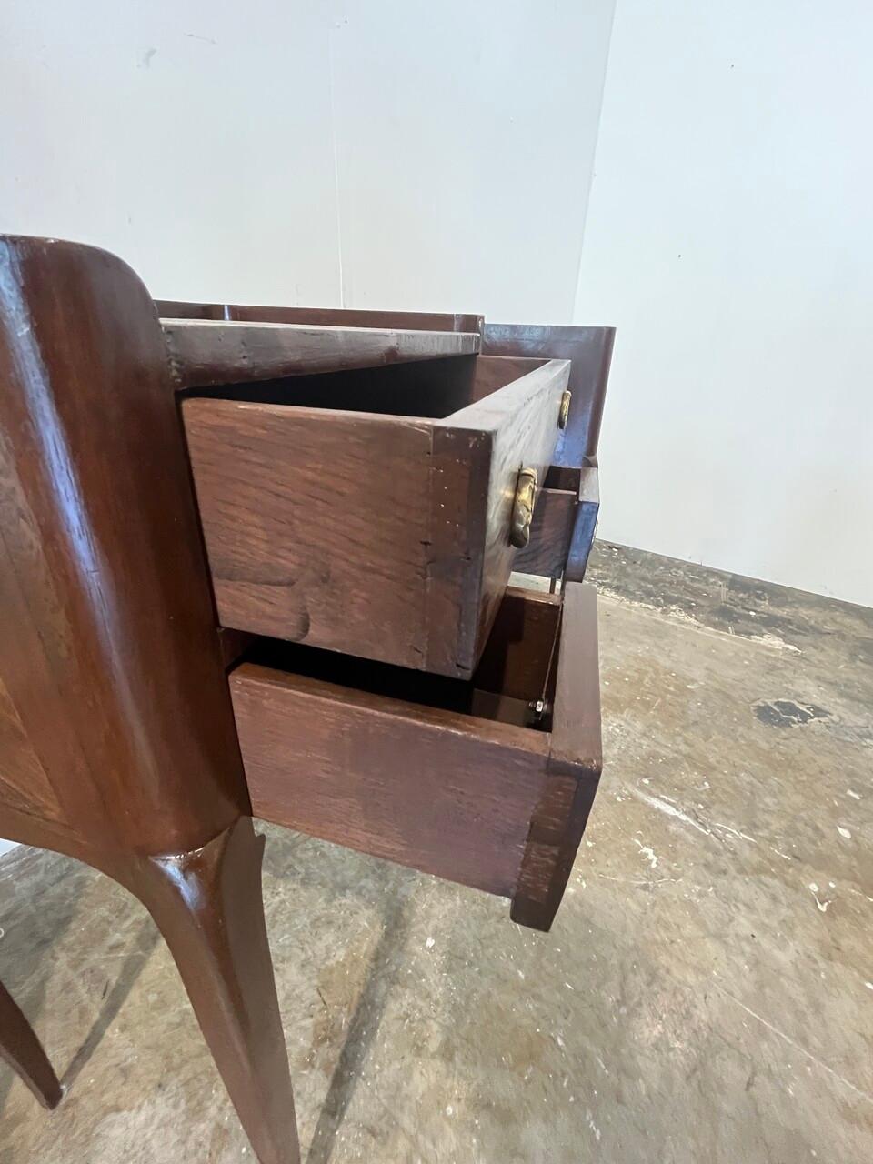 Paire de tables de nuit de style Louis XV du 19ème siècle en vente 2