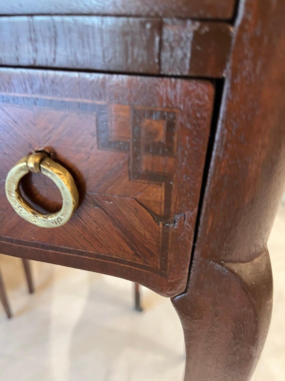Paire de tables de nuit de style Louis XV du 19ème siècle en vente 3