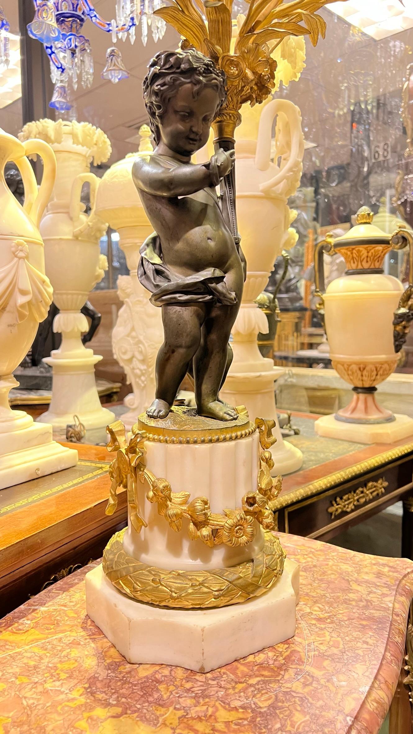 Paire de candélabres figuratifs Louis XVI du 19ème siècle en bronze patiné et doré et marbre en vente 6
