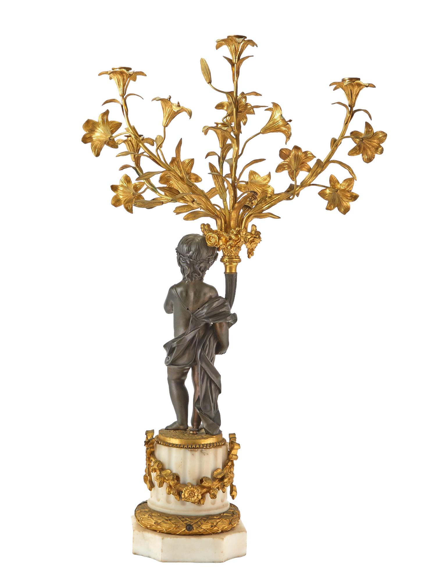 Français Paire de candélabres figuratifs Louis XVI du 19ème siècle en bronze patiné et doré et marbre en vente