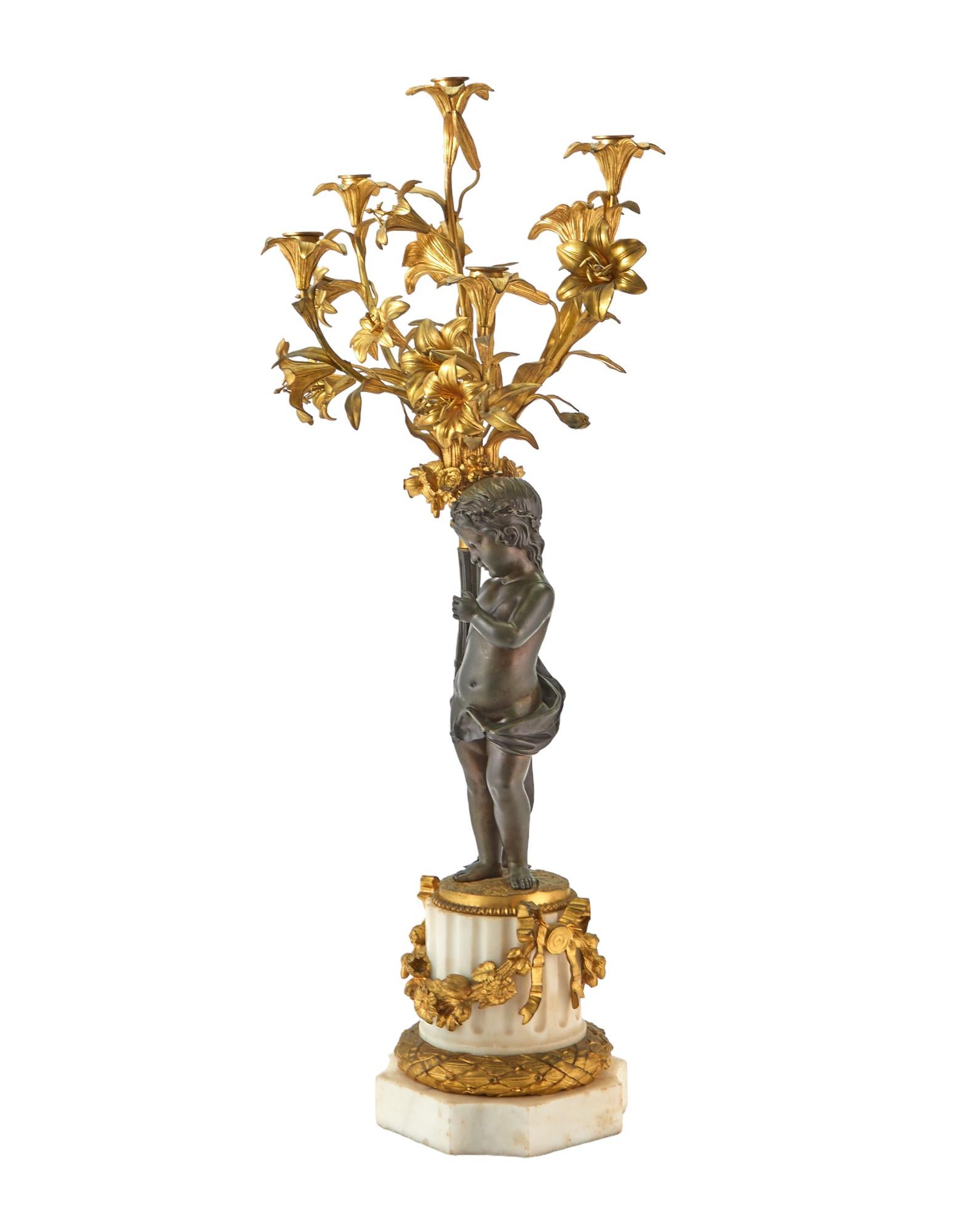 Patiné Paire de candélabres figuratifs Louis XVI du 19ème siècle en bronze patiné et doré et marbre en vente
