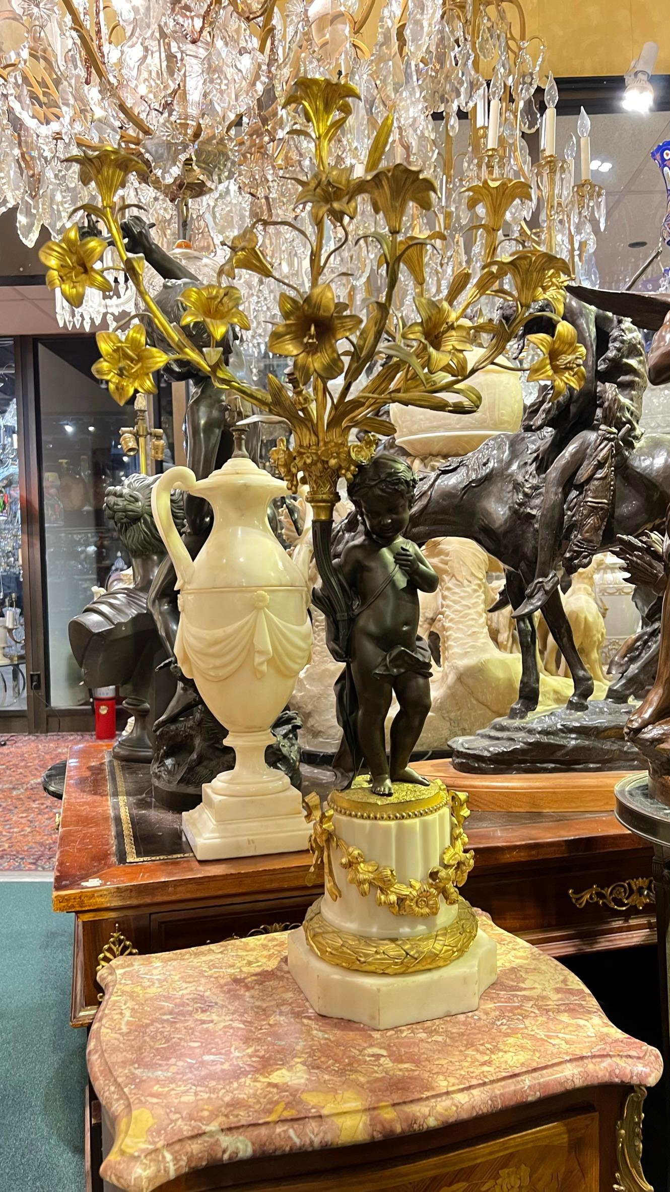 Paar figurale Louis-XVI-Kandelaber aus patinierter /vergoldeter Bronze und Marmor, 19. Jahrhundert im Zustand „Gut“ im Angebot in New York, NY